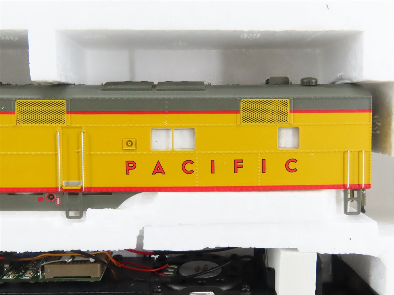 HO Scale Proto 2000 UP Union Pacific EMD E7B Diesel #988B w/ DCC & Sound