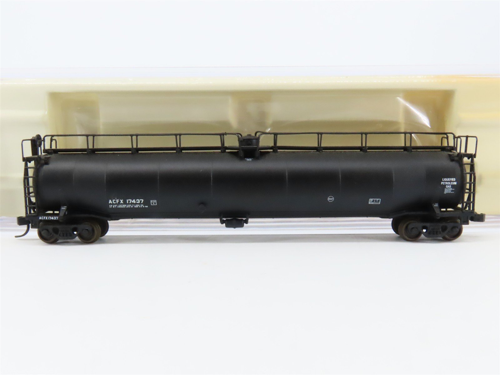 N Scale Atlas 37183 ACFX Leasing 33K Gallon Tankcar #17437