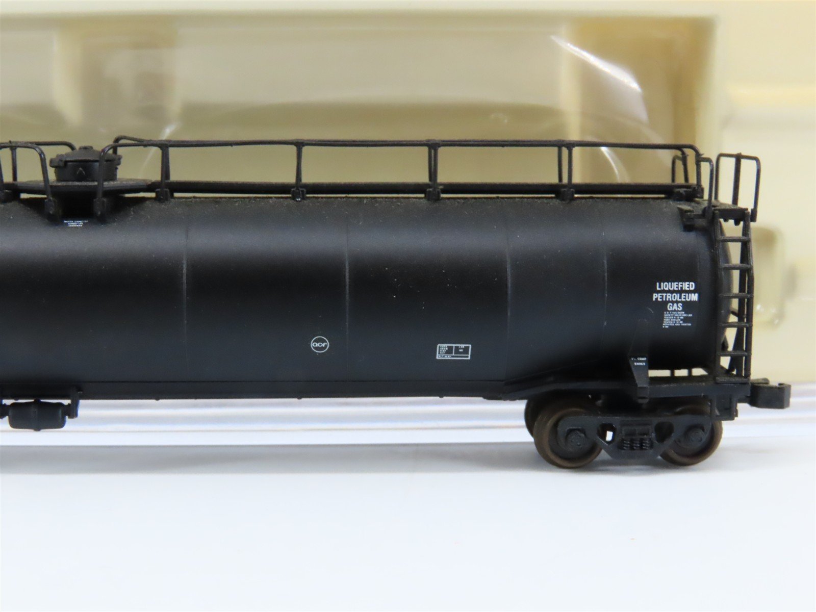N Scale Atlas 37183 ACFX Leasing 33K Gallon Tankcar #17437