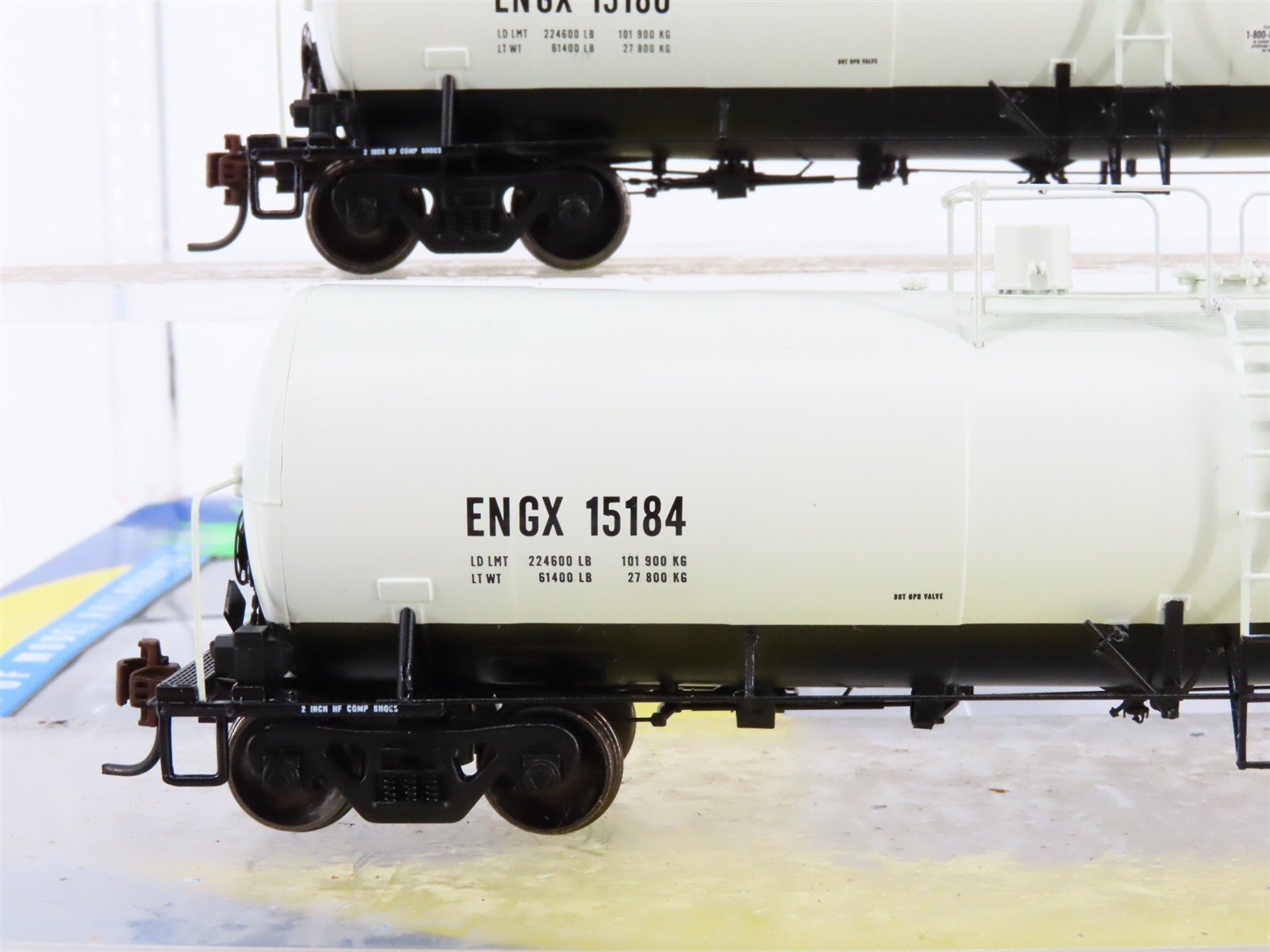 HO Scale Athearn 94823 ENGX Engelhard Corporation Clay Tank Cars 3-Pack