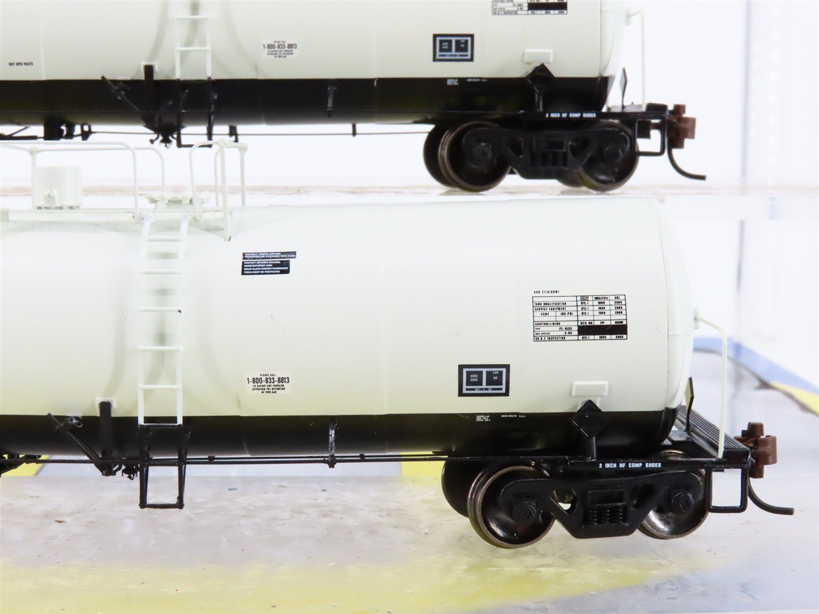 HO Scale Athearn 94823 ENGX Engelhard Corporation Clay Tank Cars 3-Pack