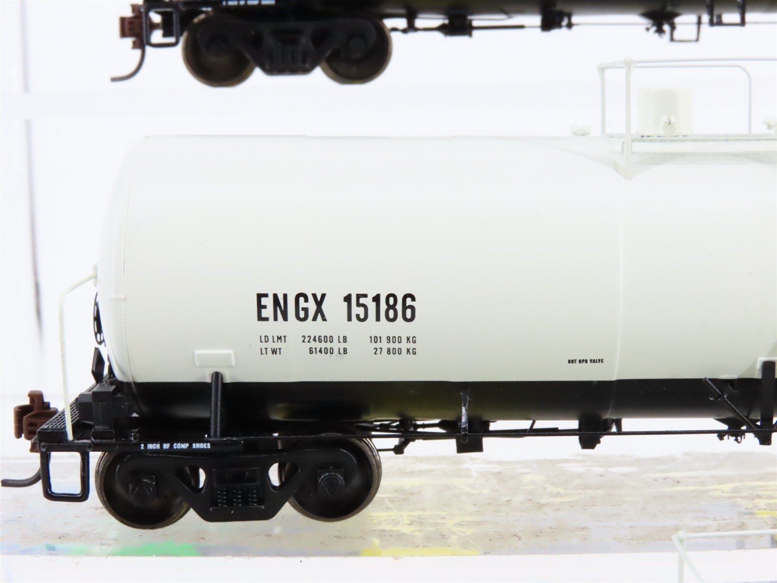 HO Scale Athearn 94823 ENGX Engelhard Corporation Clay Tank Cars 3-Pack