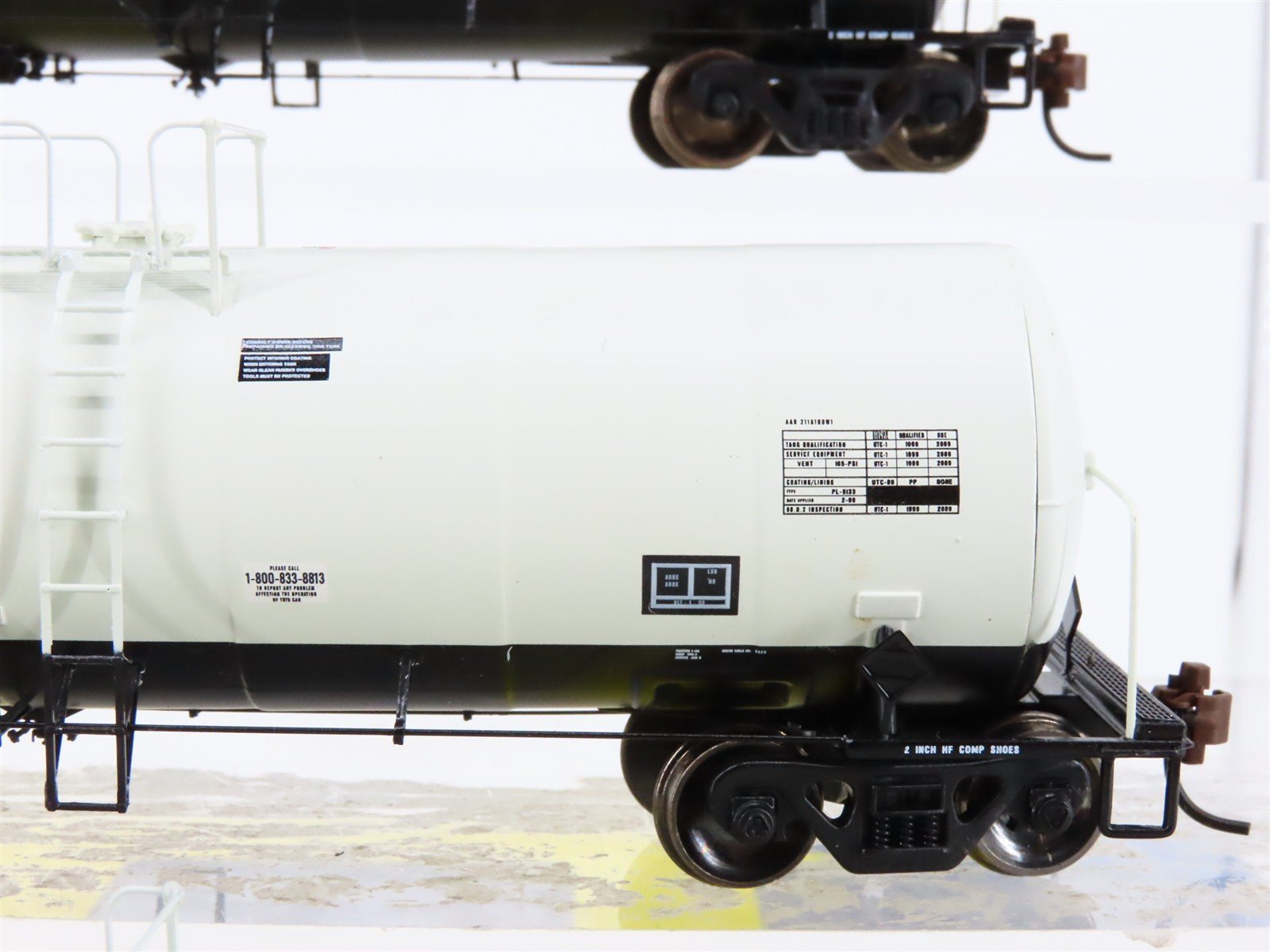 HO Scale Athearn 94823 ENGX Engelhard Corporation Clay Tank Cars 3-Pack