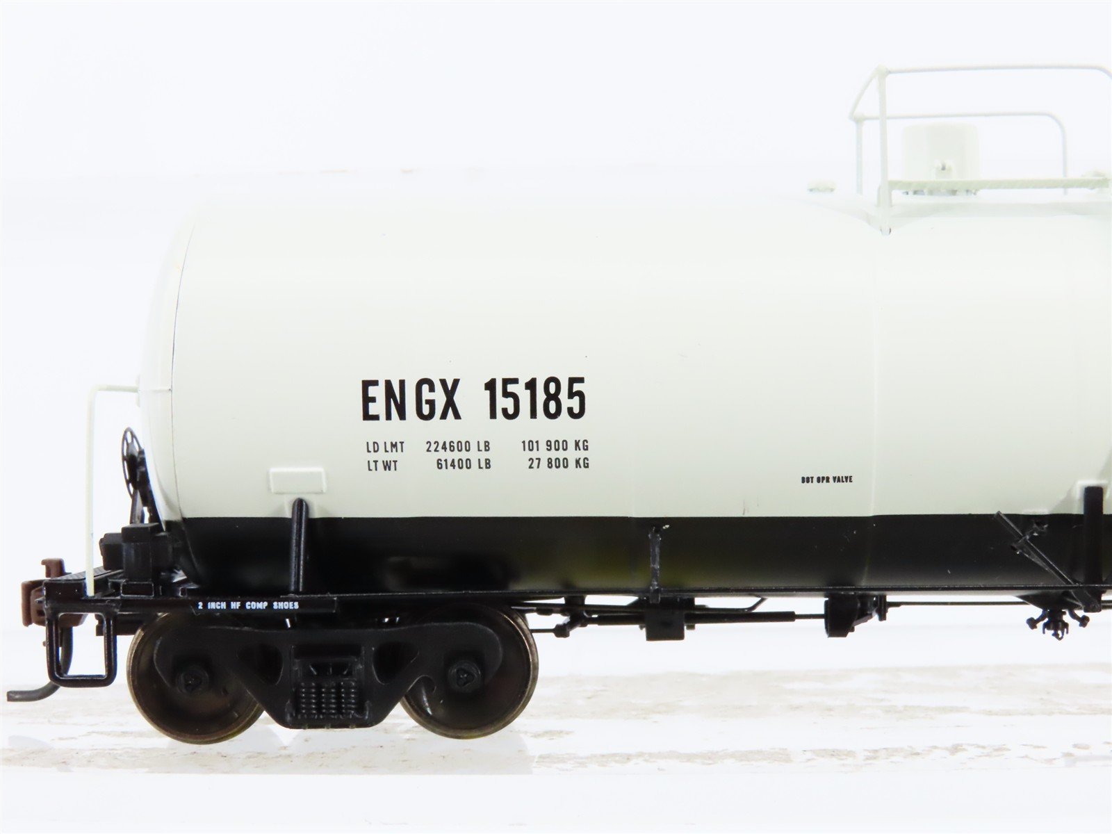 HO Scale Athearn 94823 ENGX Engelhard Corporation Clay Tank Cars 3-Pack