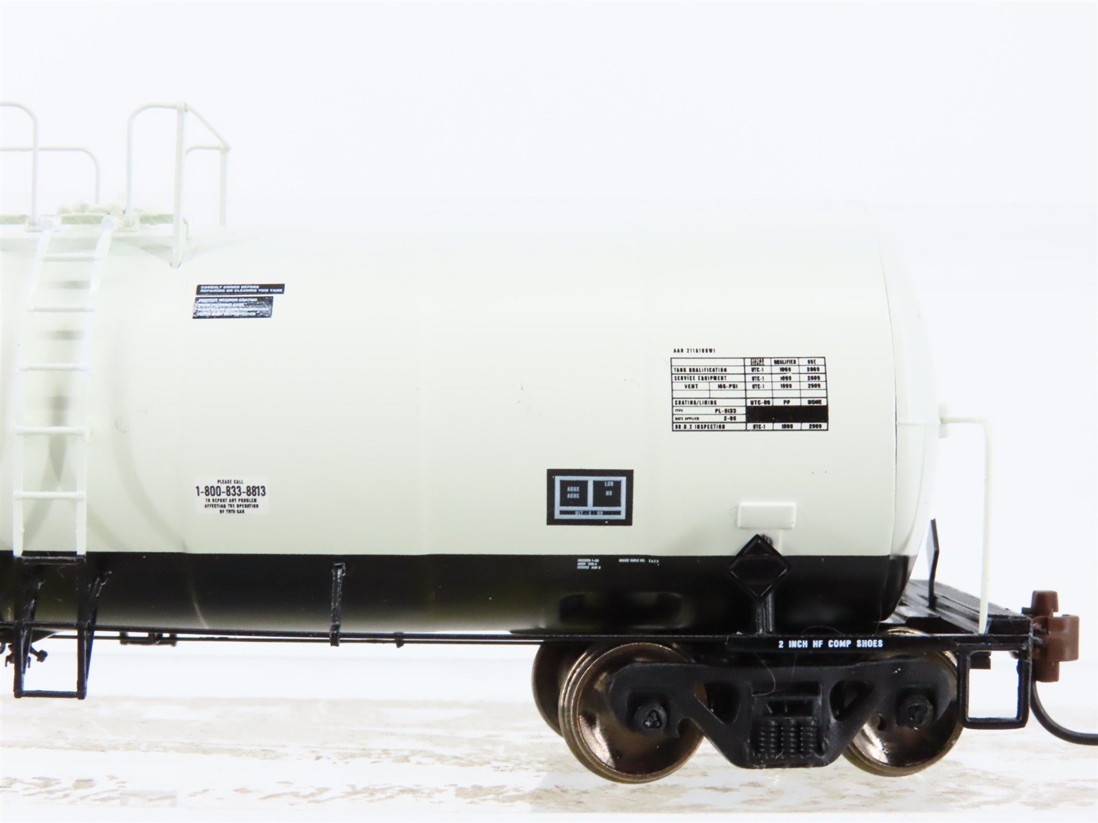 HO Scale Athearn 94823 ENGX Engelhard Corporation Clay Tank Cars 3-Pack