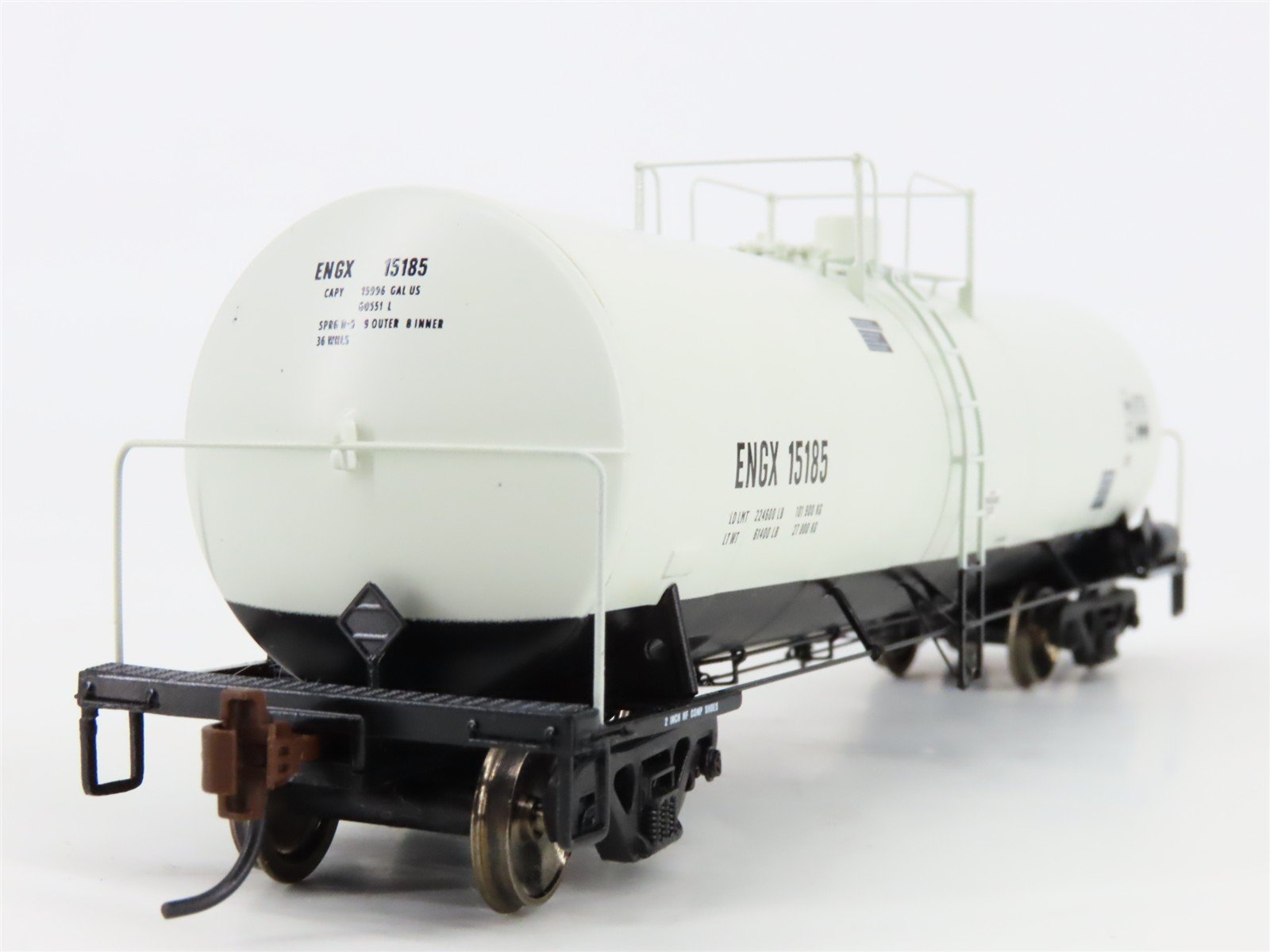 HO Scale Athearn 94823 ENGX Engelhard Corporation Clay Tank Cars 3-Pack