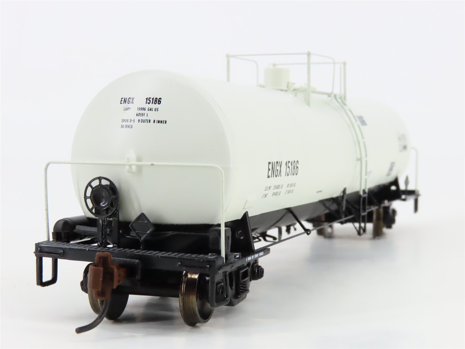 HO Scale Athearn 94823 ENGX Engelhard Corporation Clay Tank Cars 3-Pack