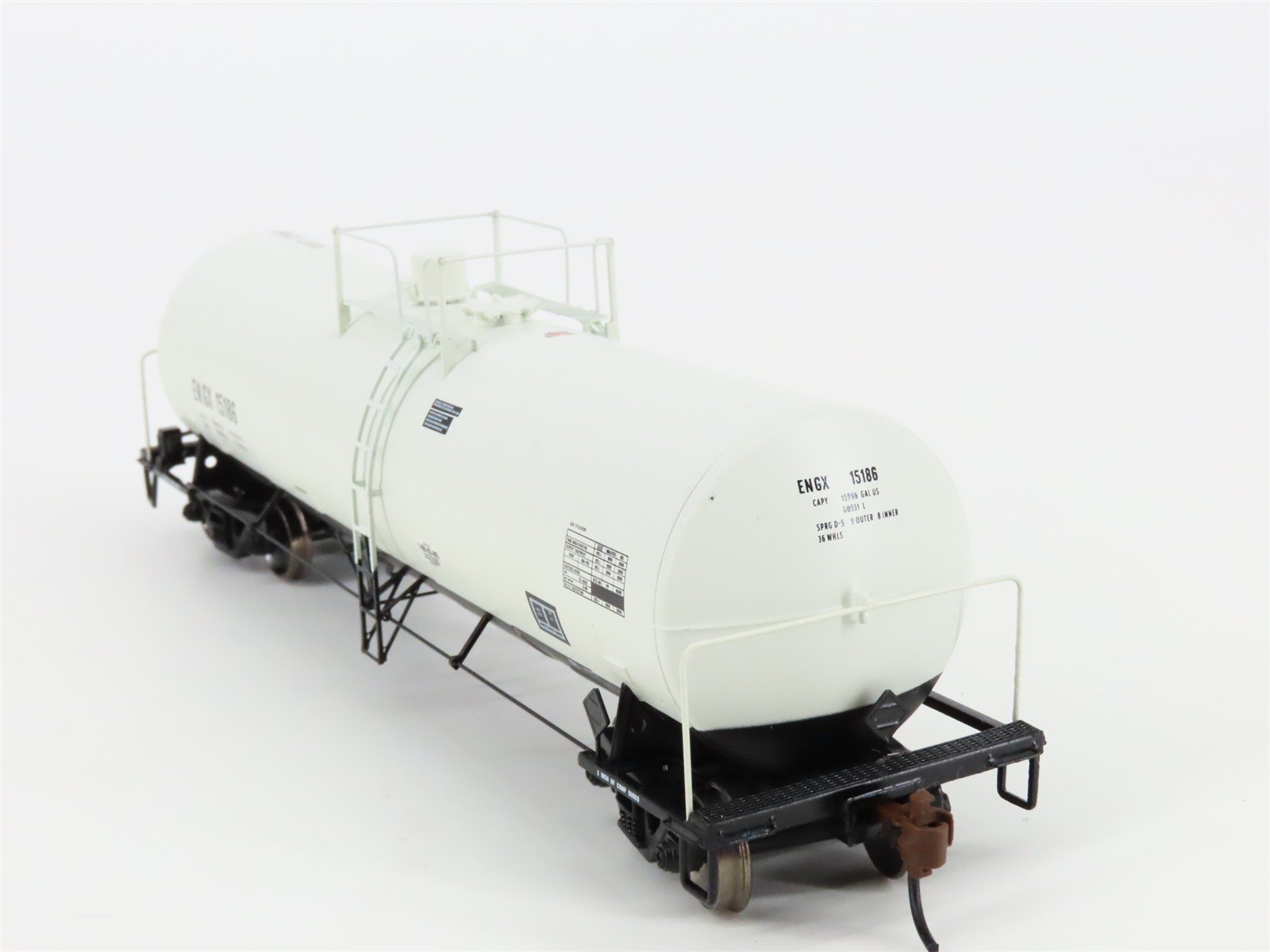 HO Scale Athearn 94823 ENGX Engelhard Corporation Clay Tank Cars 3-Pack
