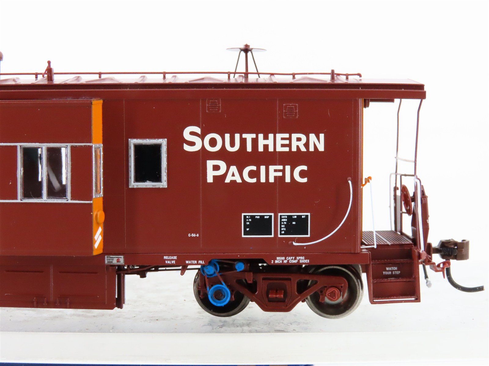 HO Athearn Genesis G63042 SP Southern Pacific Bay Window Caboose #4688 Lighted