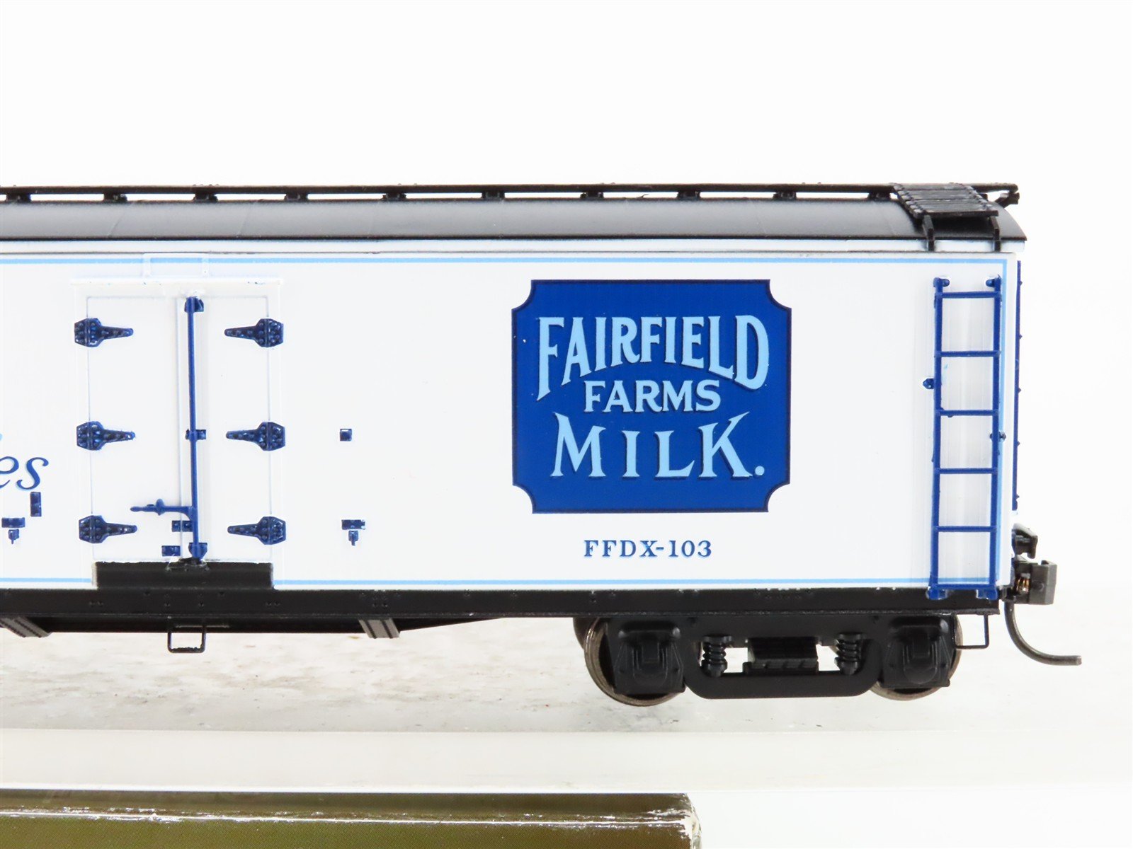 HO Scale Roundhouse 84621 FFDX Fairfield Farms Milk 40' Wood Reefer #103