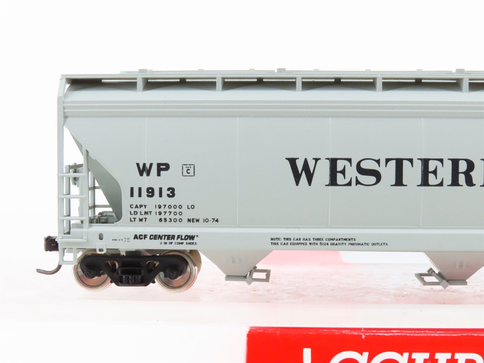 HO Scale Accurail Accuready 92011 WP Western Pacific 3-Bay Covered Hopper #11913