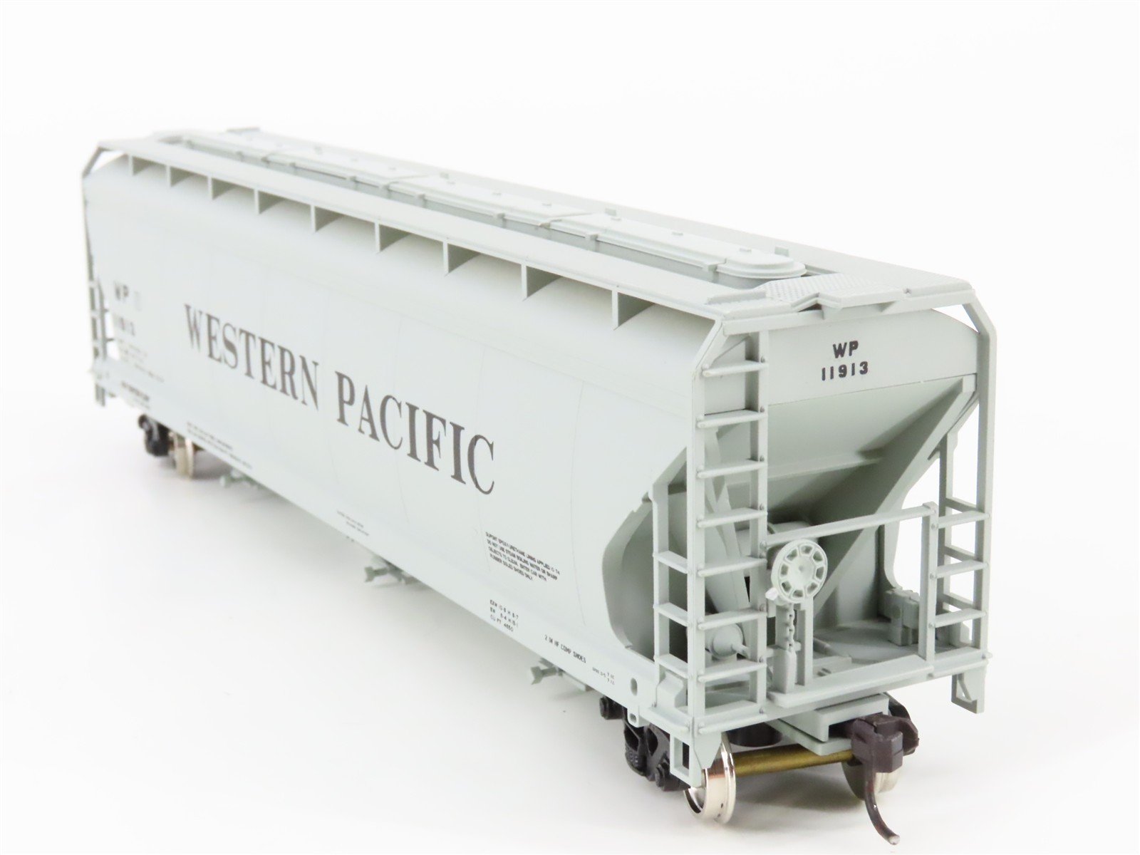 HO Scale Accurail Accuready 92011 WP Western Pacific 3-Bay Covered Hopper #11913