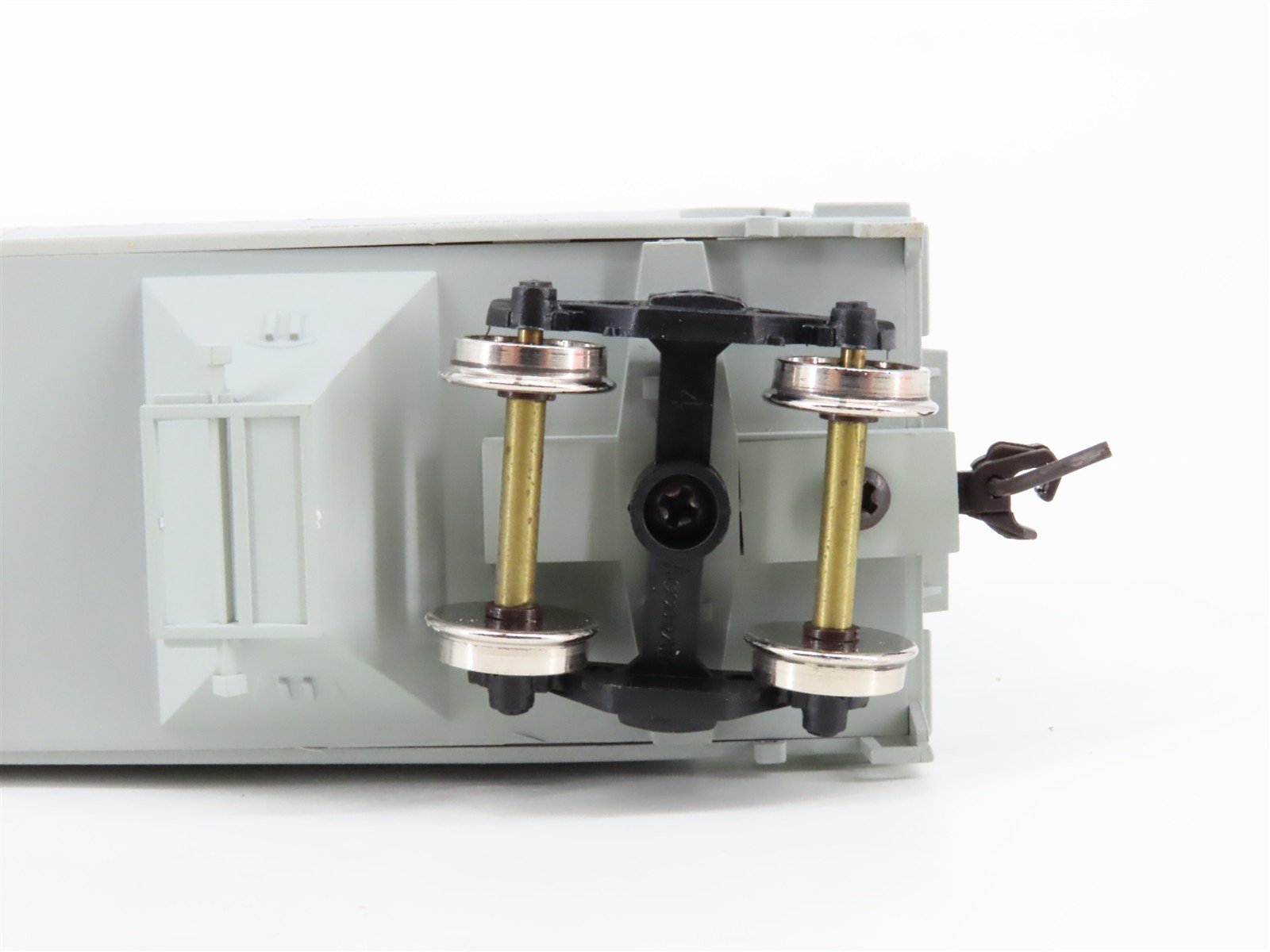 HO Scale Accurail Accuready 92011 WP Western Pacific 3-Bay Covered Hopper #11913