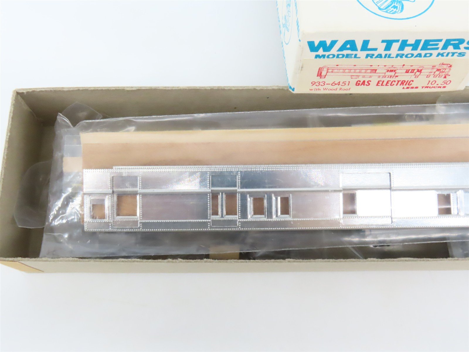 HO Scale Walthers Kit #933-6451 Undecorated Gas-Electric Doodlebug - UNPOWERED