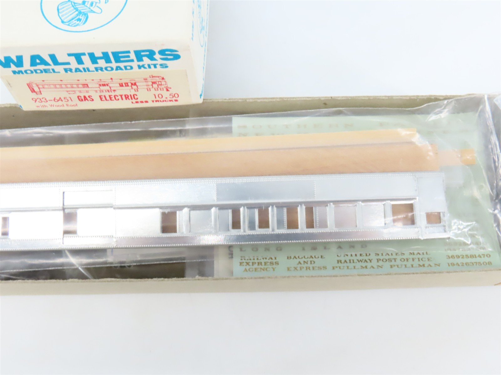 HO Scale Walthers Kit #933-6451 Undecorated Gas-Electric Doodlebug - UNPOWERED