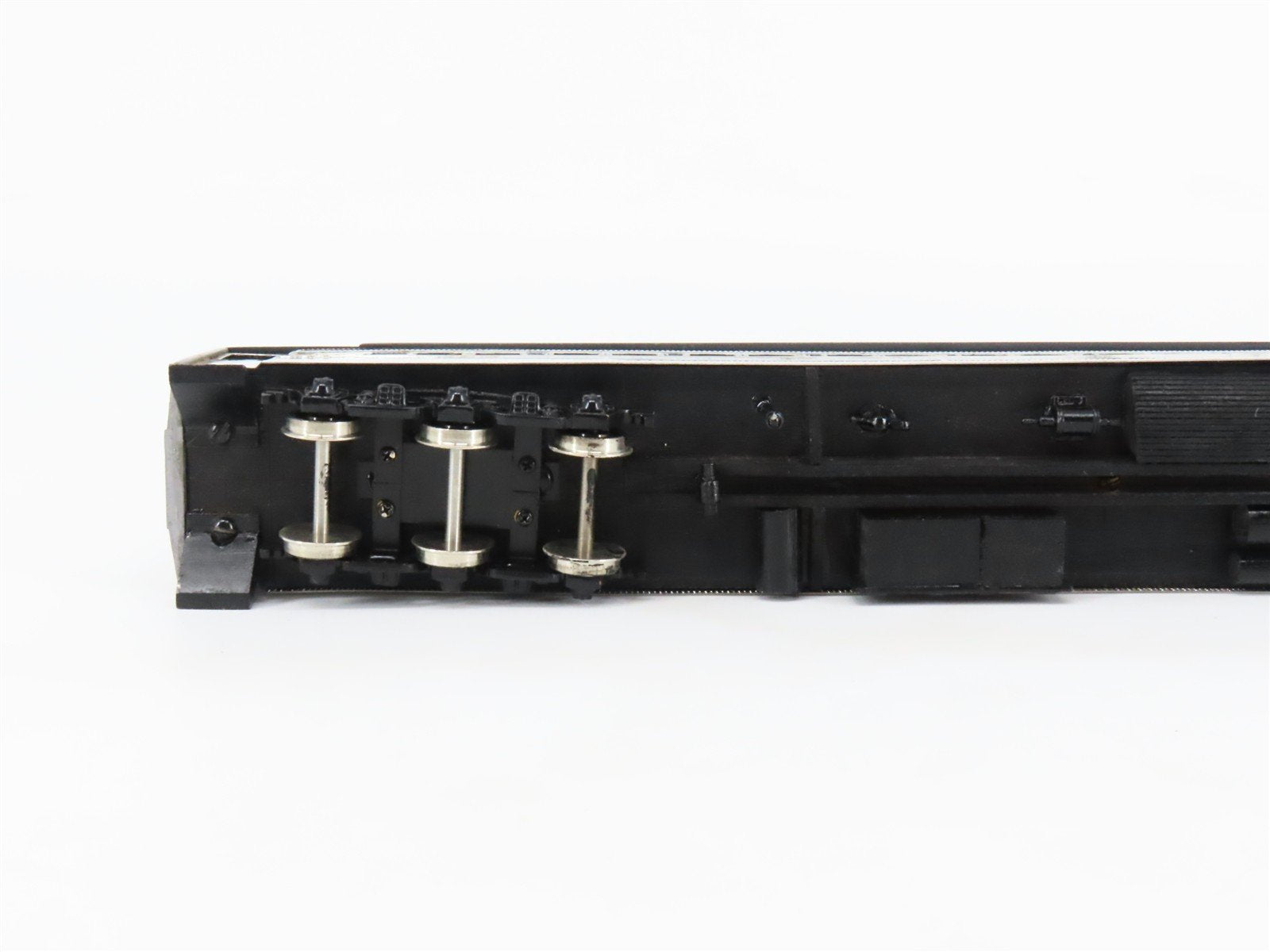 HO Scale Walthers 933-7883 Undecorated 80' Paired-Window Coach Passenger Car