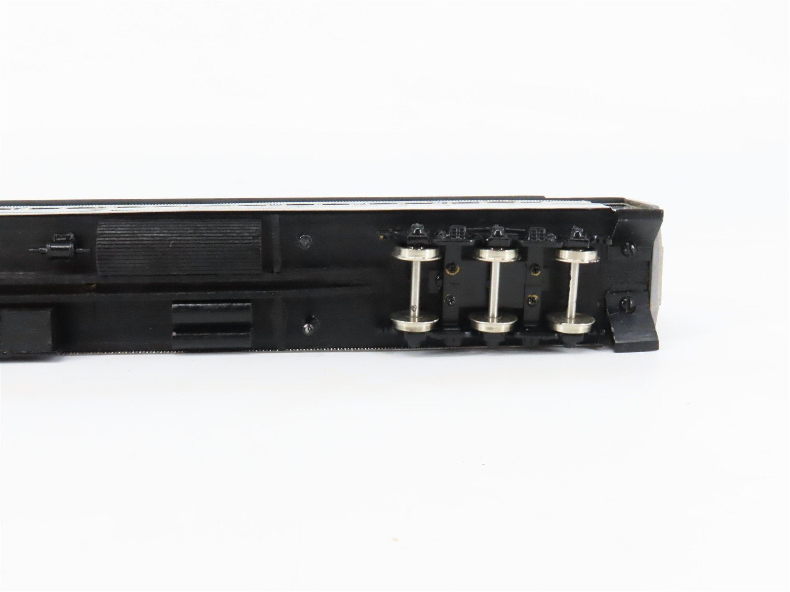 HO Scale Walthers 933-7883 Undecorated 80' Paired-Window Coach Passenger Car