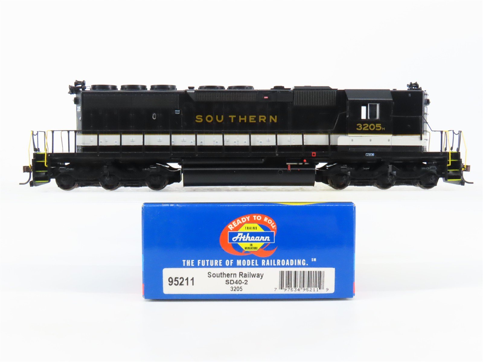 HO Scale Athearn 95211 SOU Southern EMD SD40-2 Diesel #3205 - DCC Ready