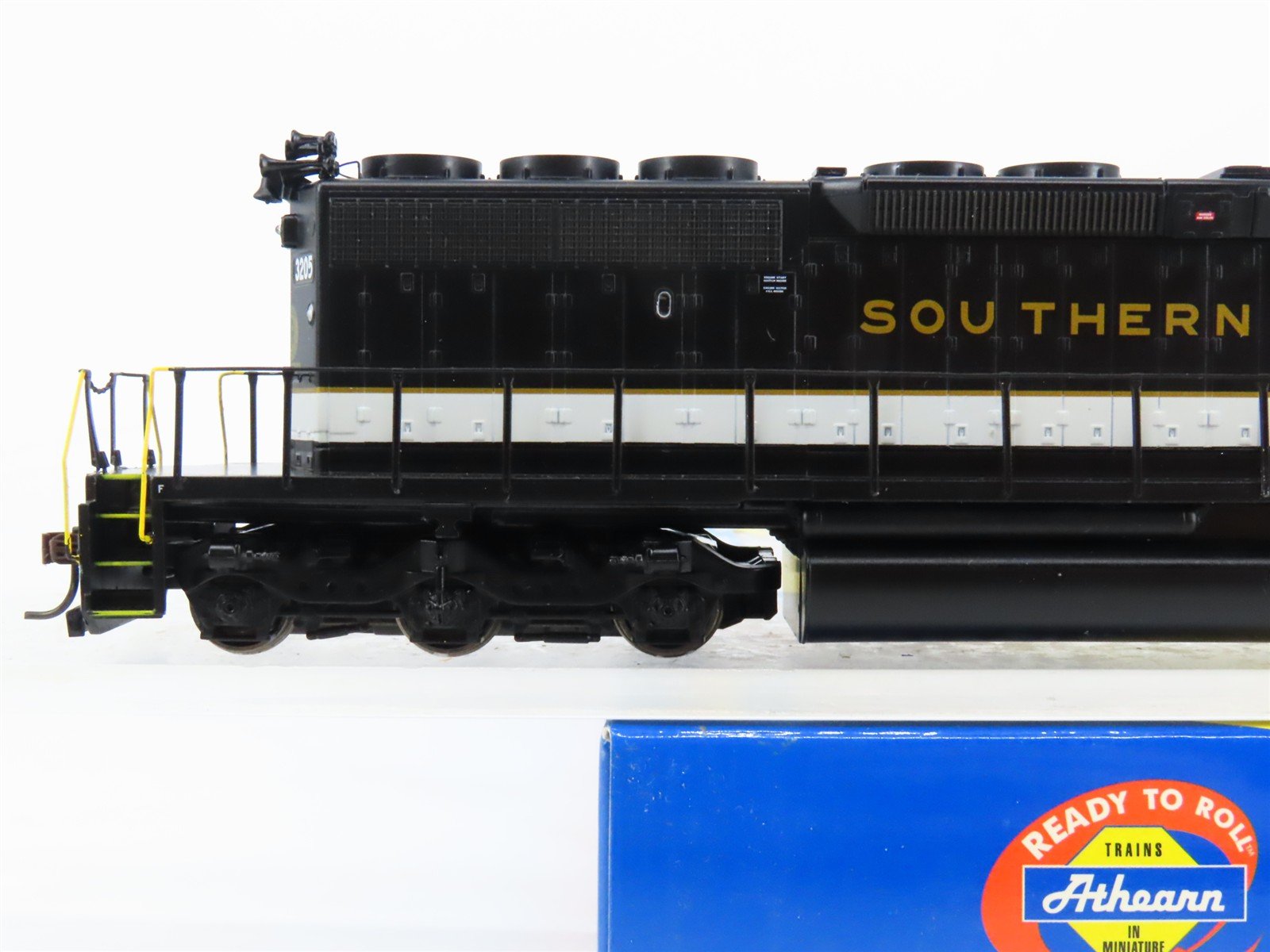 HO Scale Athearn 95211 SOU Southern EMD SD40-2 Diesel #3205 - DCC Ready