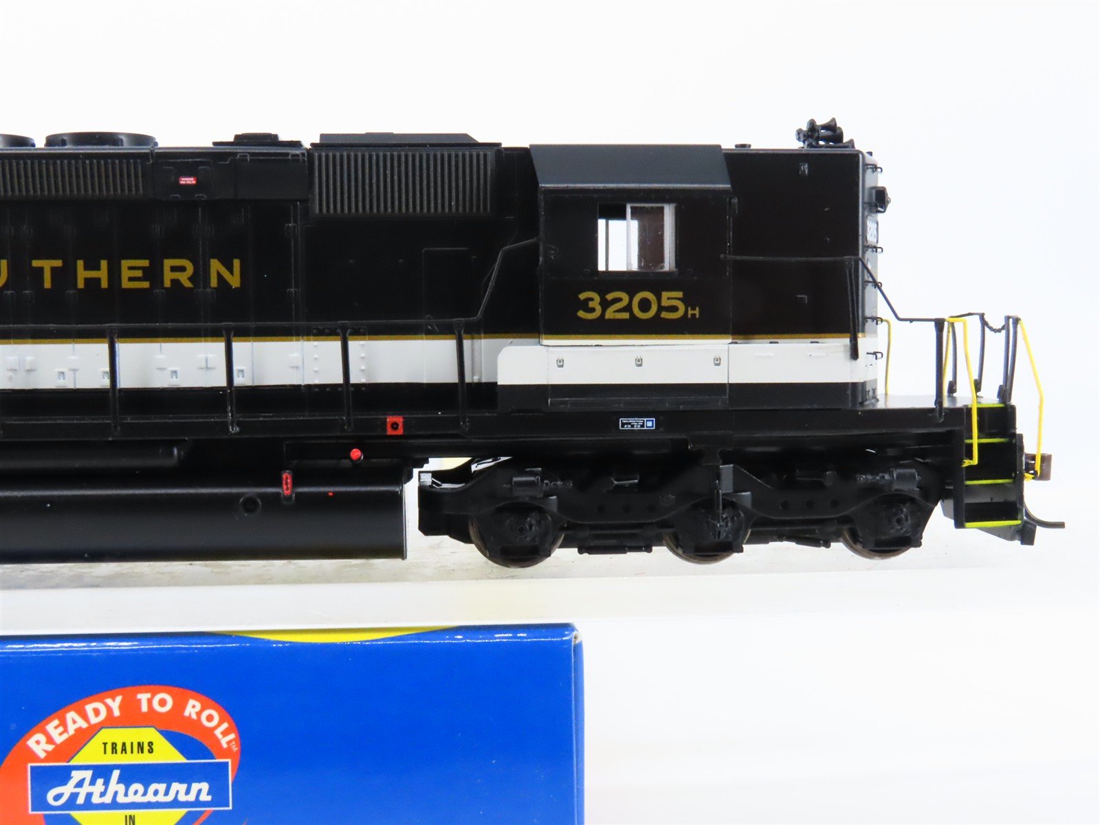 HO Scale Athearn 95211 SOU Southern EMD SD40-2 Diesel #3205 - DCC Ready