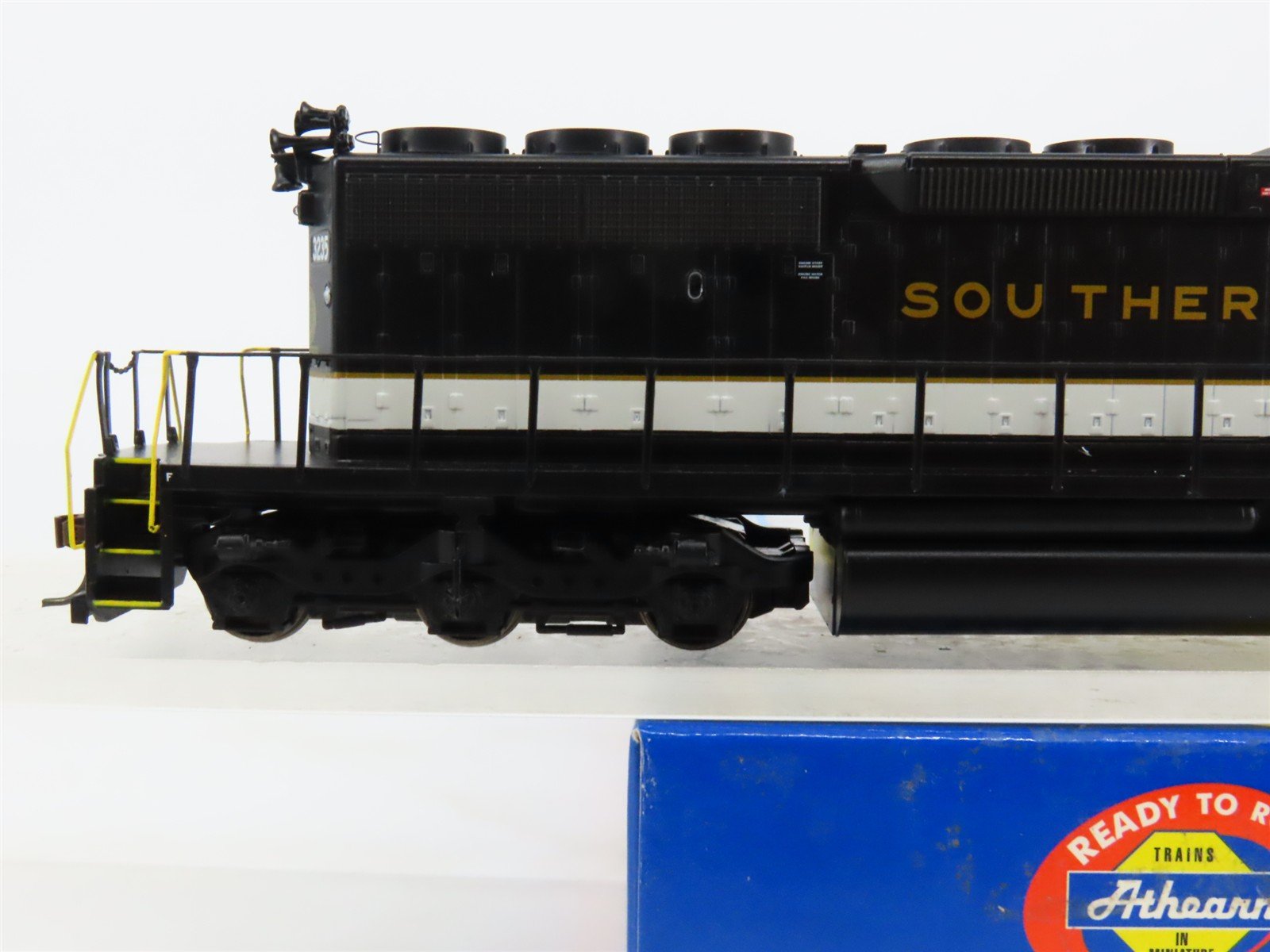 HO Scale Athearn 95212 SOU Southern EMD SD40-2 Diesel #3235 - DCC Ready
