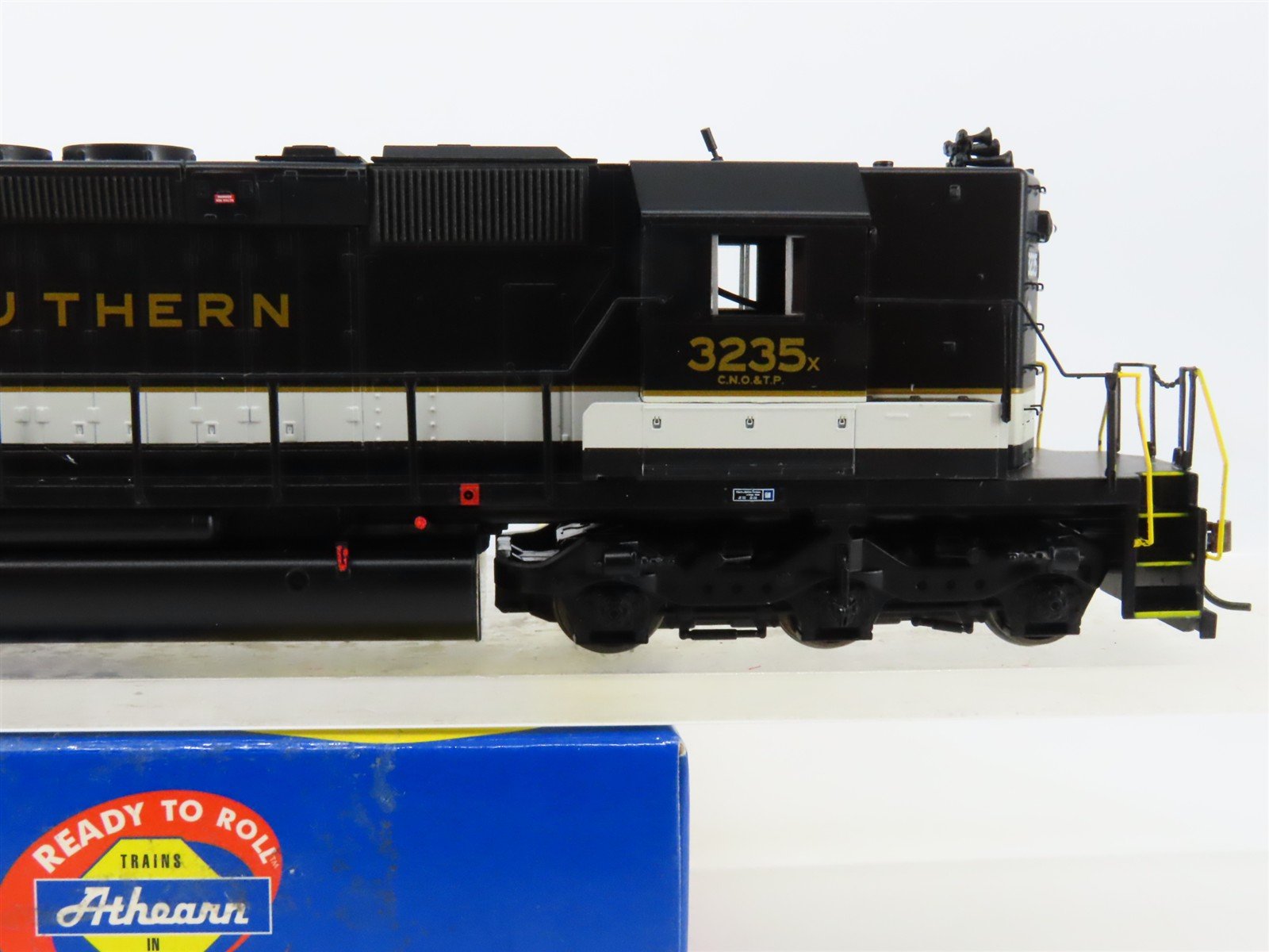 HO Scale Athearn 95212 SOU Southern EMD SD40-2 Diesel #3235 - DCC Ready