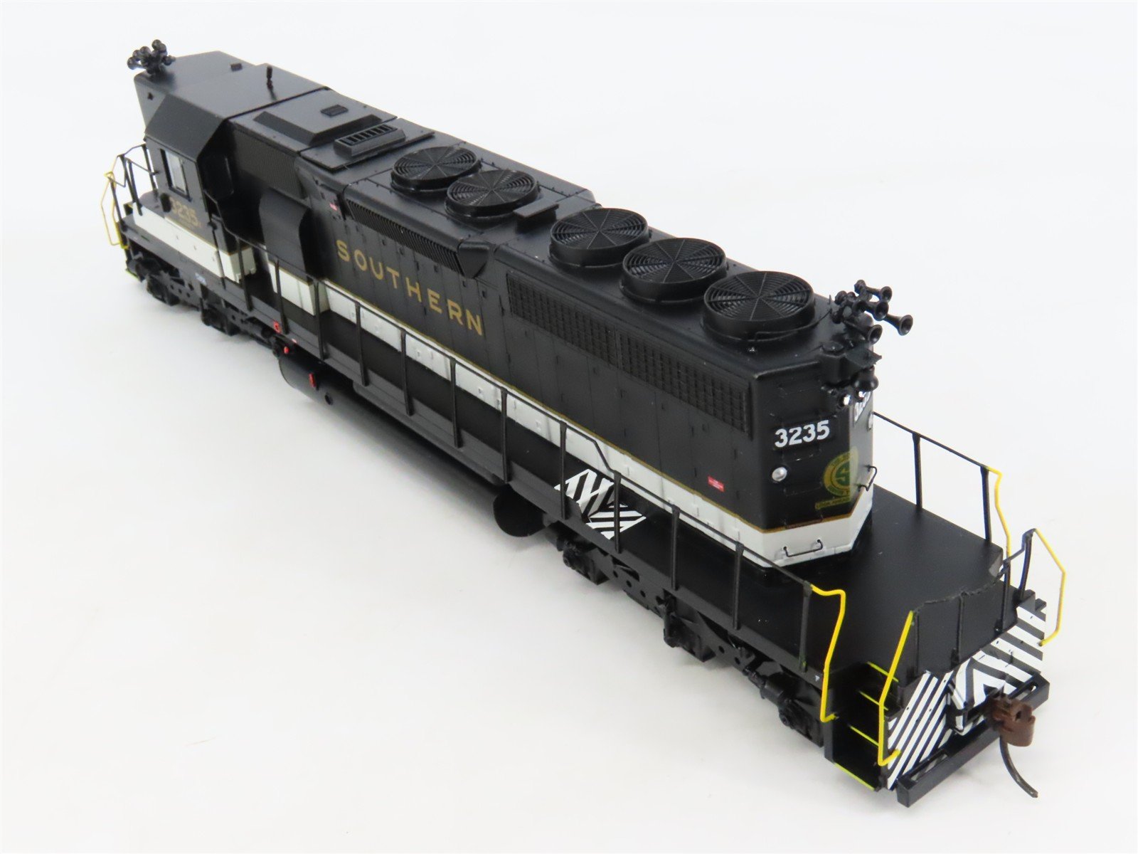 HO Scale Athearn 95212 SOU Southern EMD SD40-2 Diesel #3235 - DCC Ready