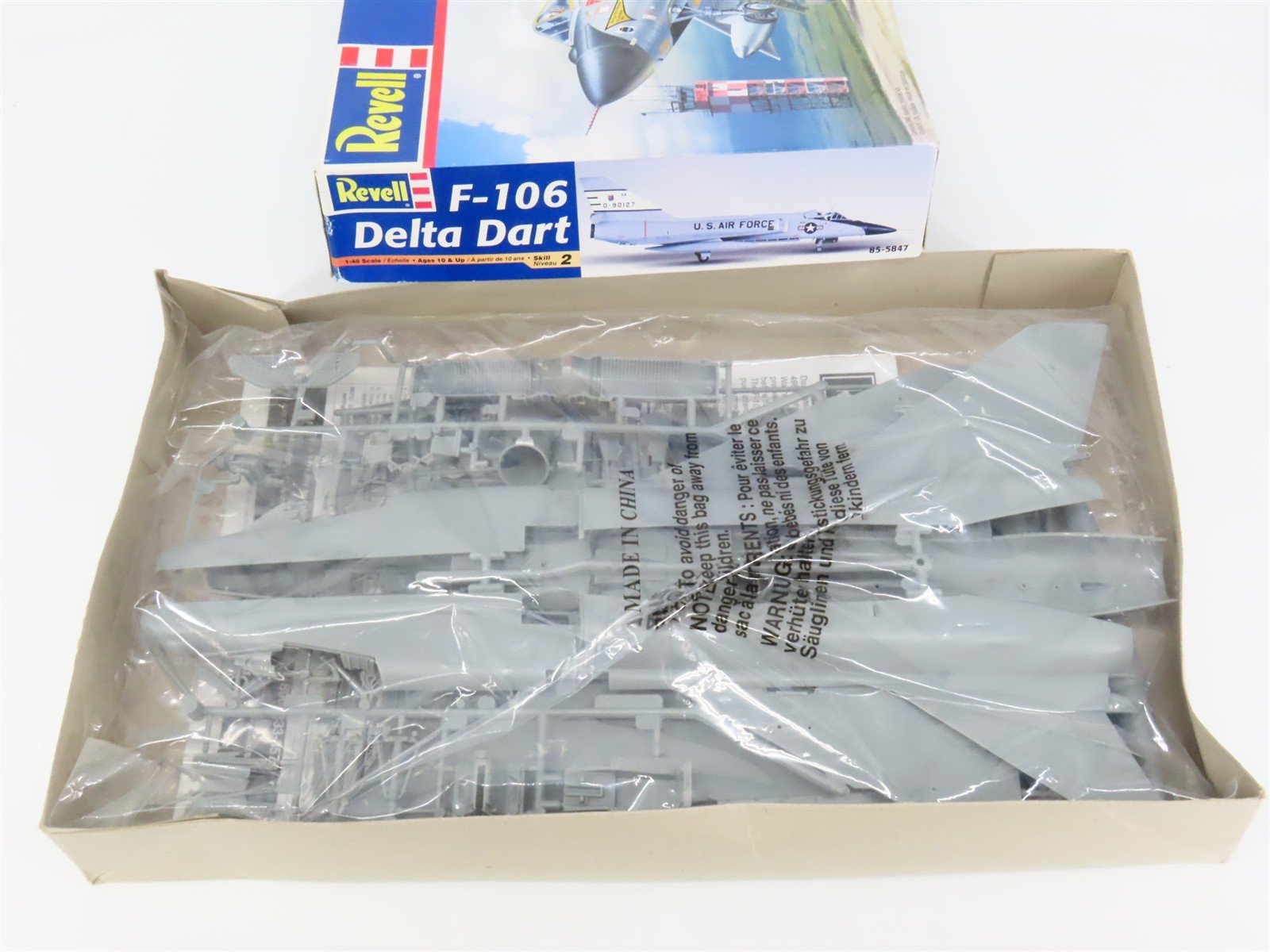 O 1/48 Scale Revell Kit #85-5847 US Air Force F-106 Delta Dart Interceptor Jet