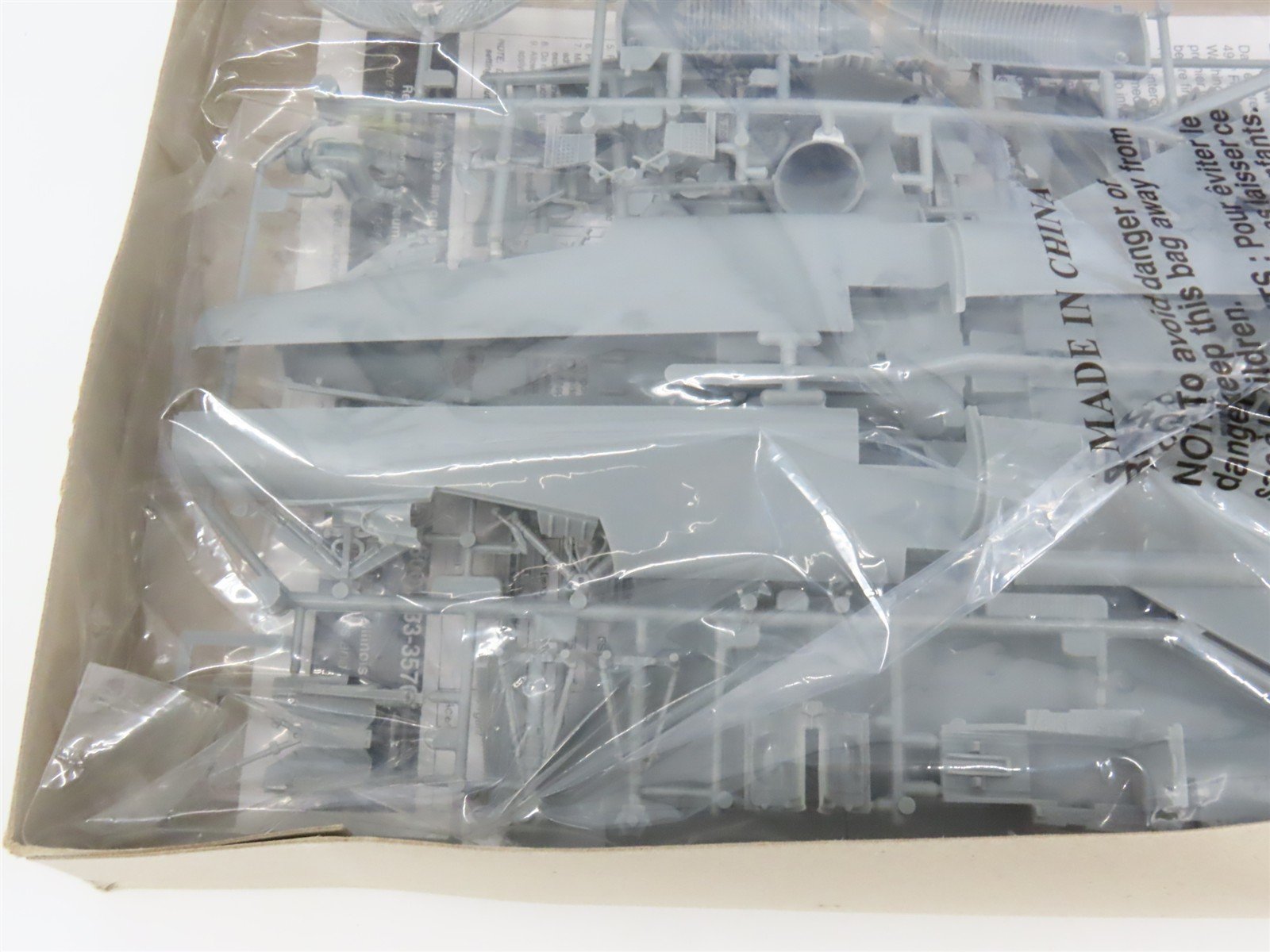 O 1/48 Scale Revell Kit #85-5847 US Air Force F-106 Delta Dart Interceptor Jet