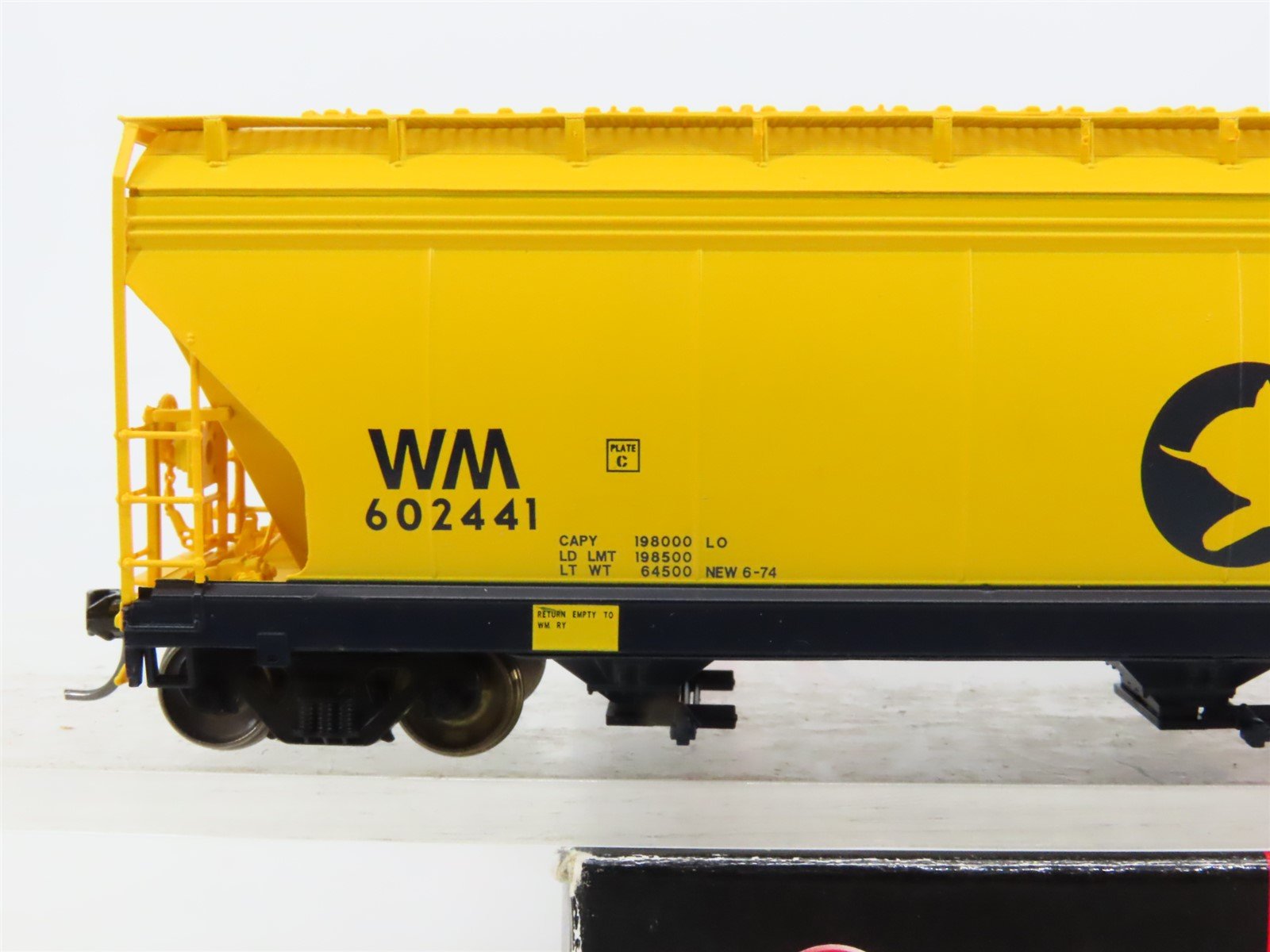 HO Scale InterMountain 47006-09 WM Chessie System 3-Bay Covered Hopper #602441