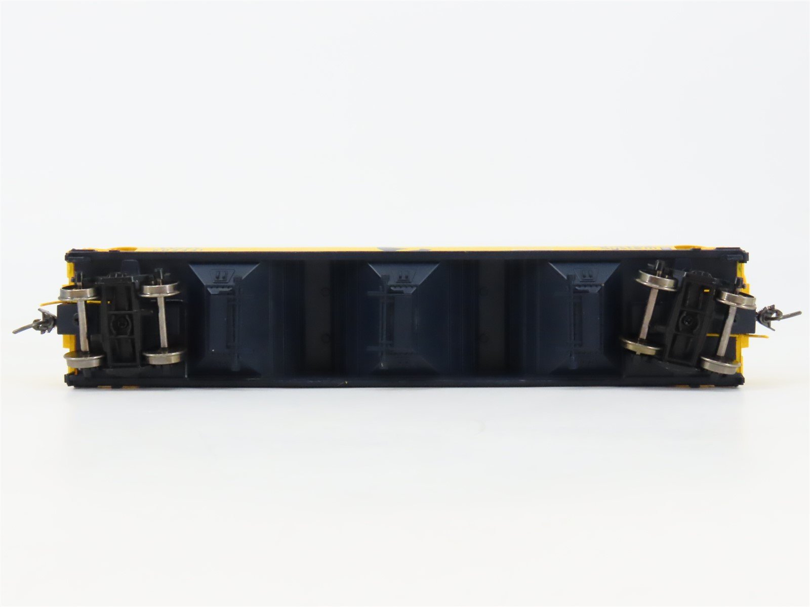 HO Scale InterMountain 47006-09 WM Chessie System 3-Bay Covered Hopper #602441