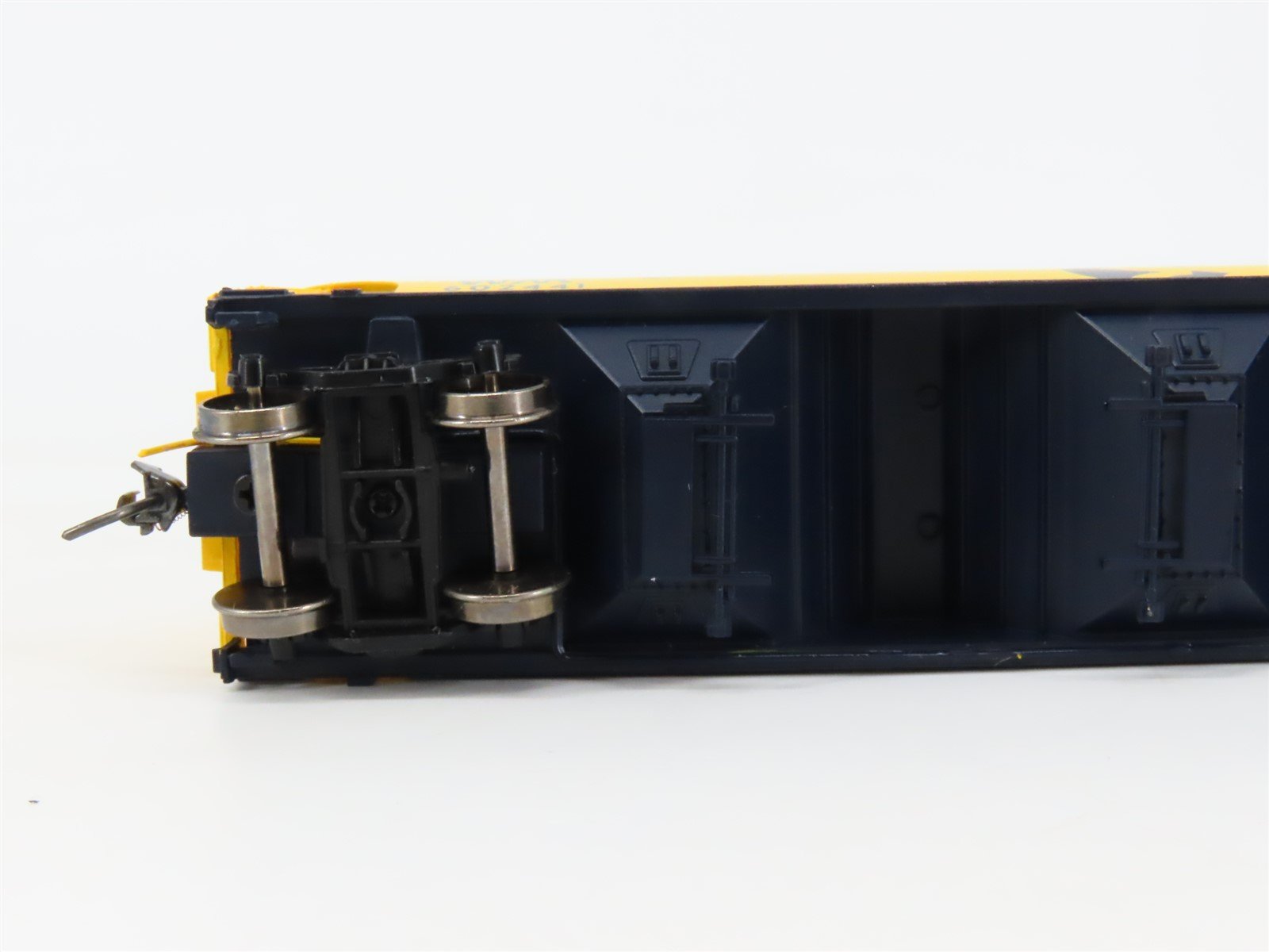 HO Scale InterMountain 47006-09 WM Chessie System 3-Bay Covered Hopper #602441