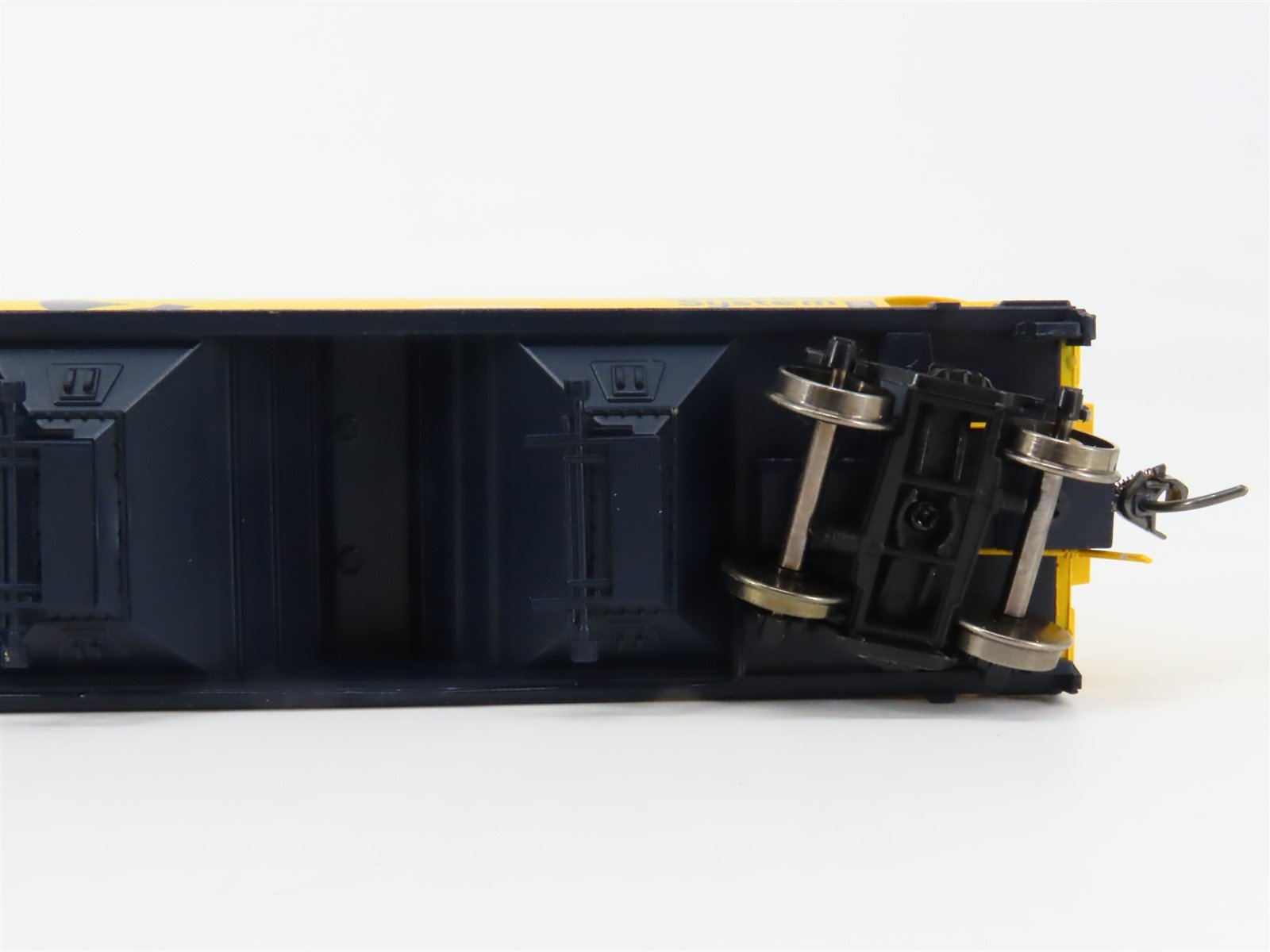 HO Scale InterMountain 47006-09 WM Chessie System 3-Bay Covered Hopper #602441