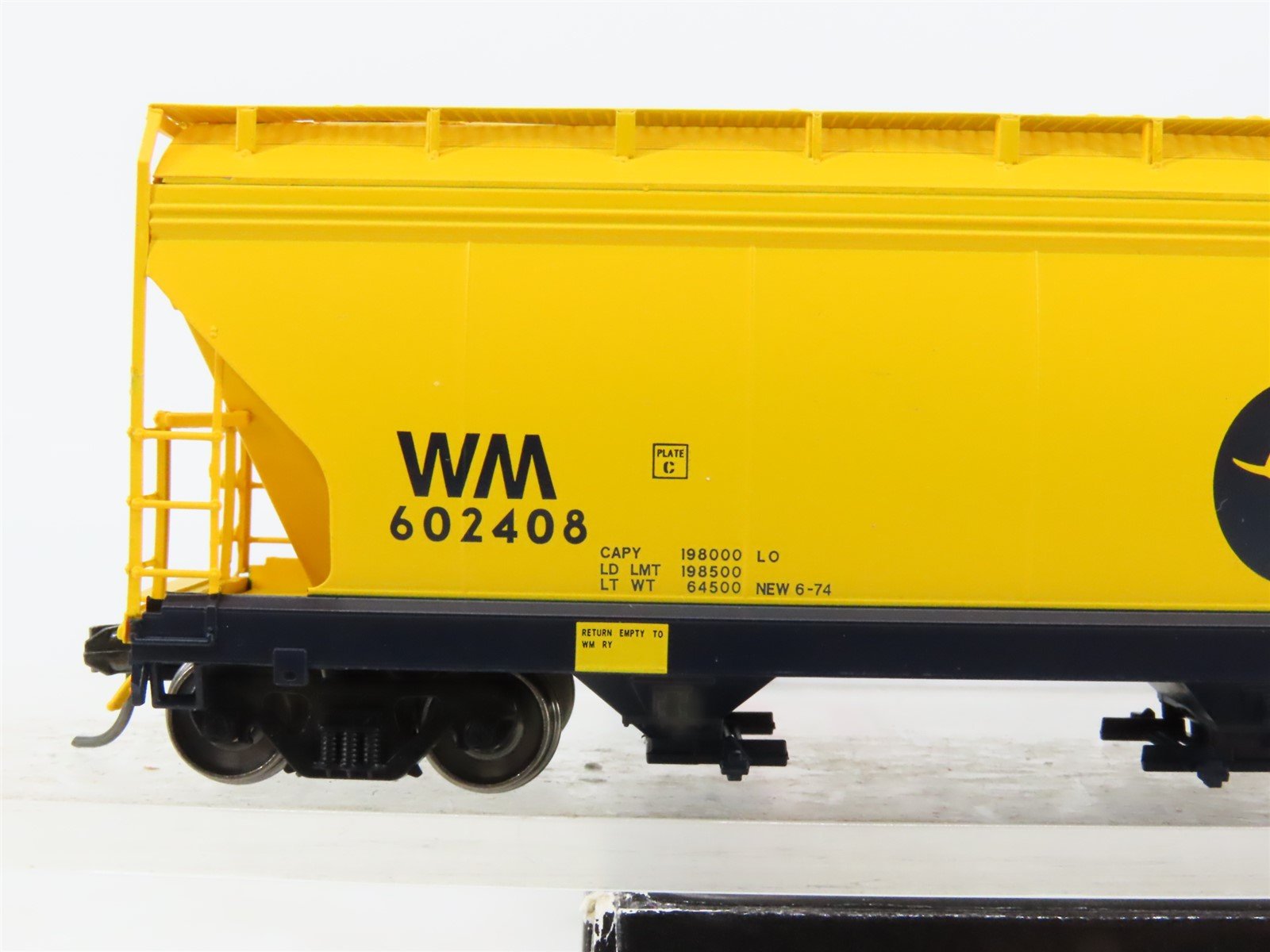 HO Scale InterMountain 47006-05 WM Chessie System 3-Bay Covered Hopper #602408