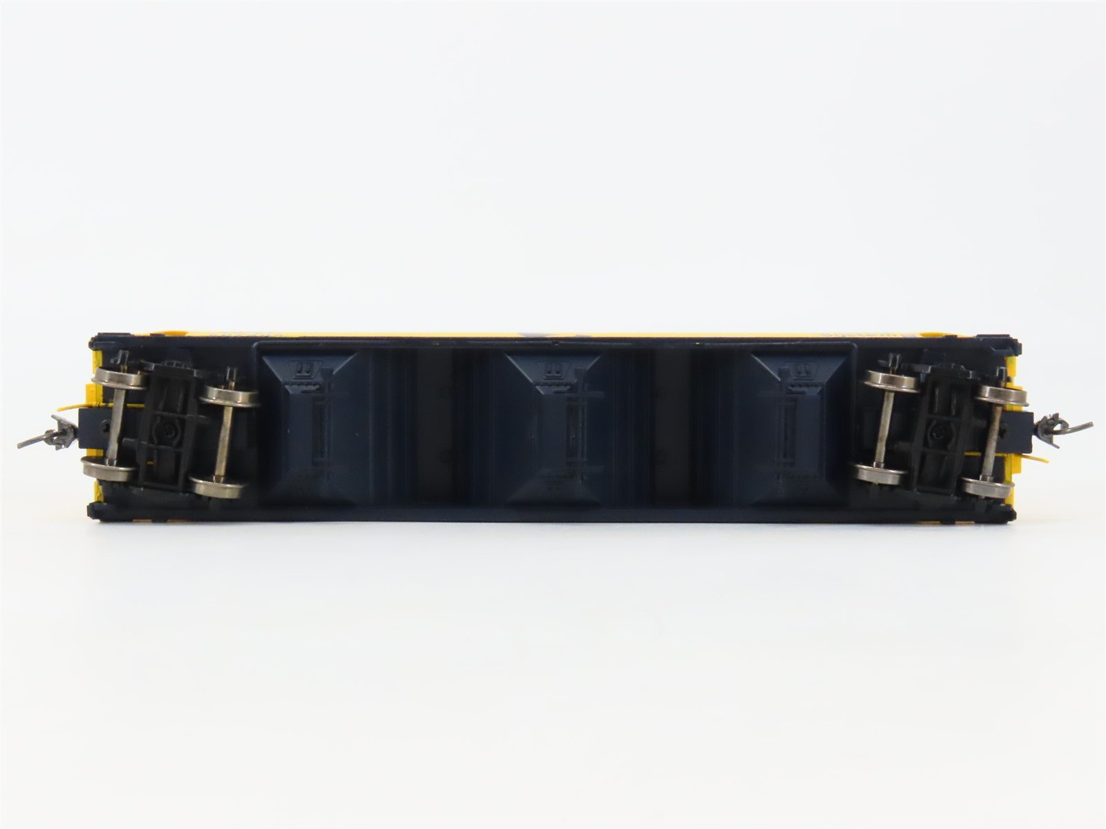 HO Scale InterMountain 47006-05 WM Chessie System 3-Bay Covered Hopper #602408