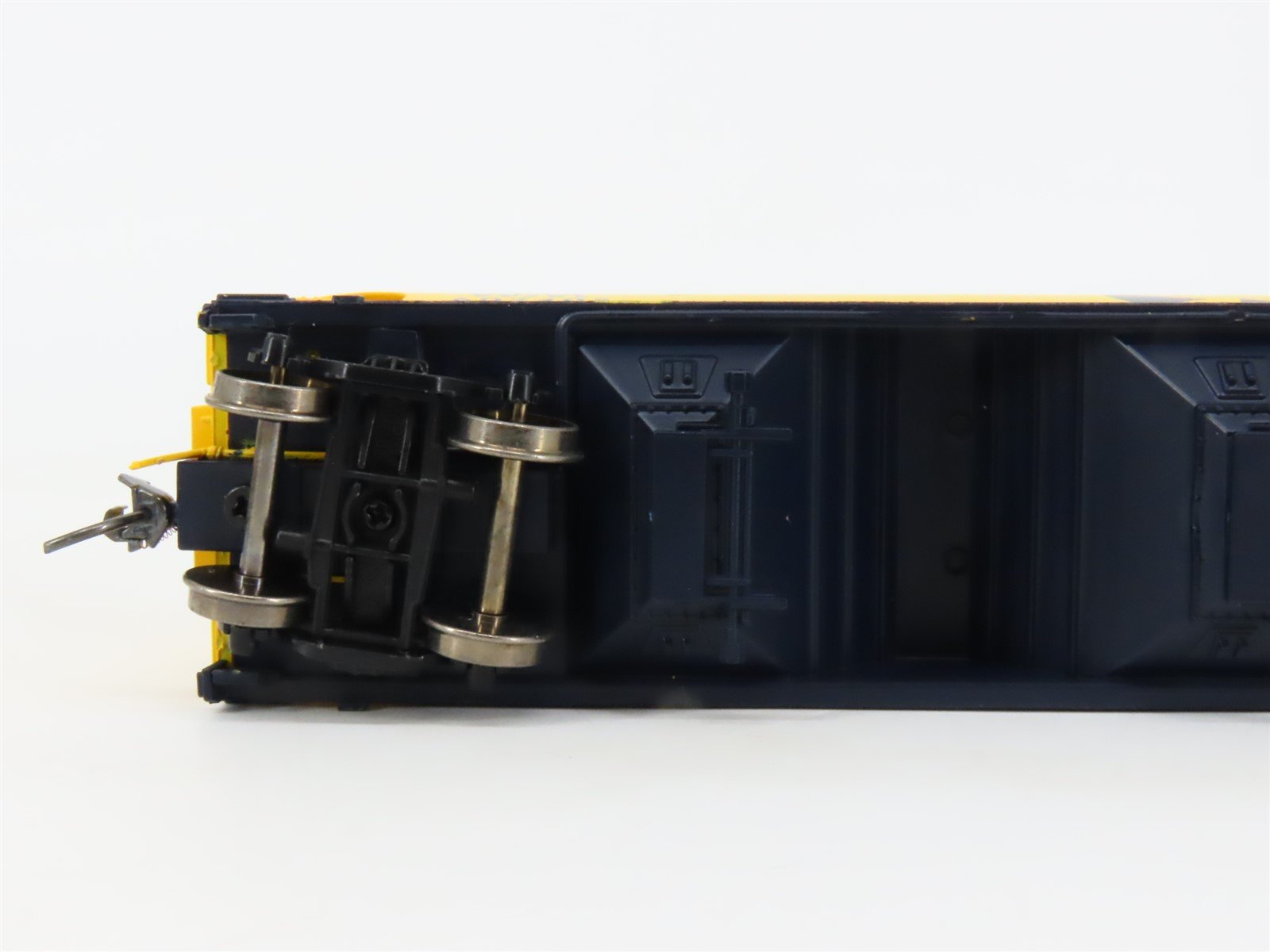 HO Scale InterMountain 47006-05 WM Chessie System 3-Bay Covered Hopper #602408