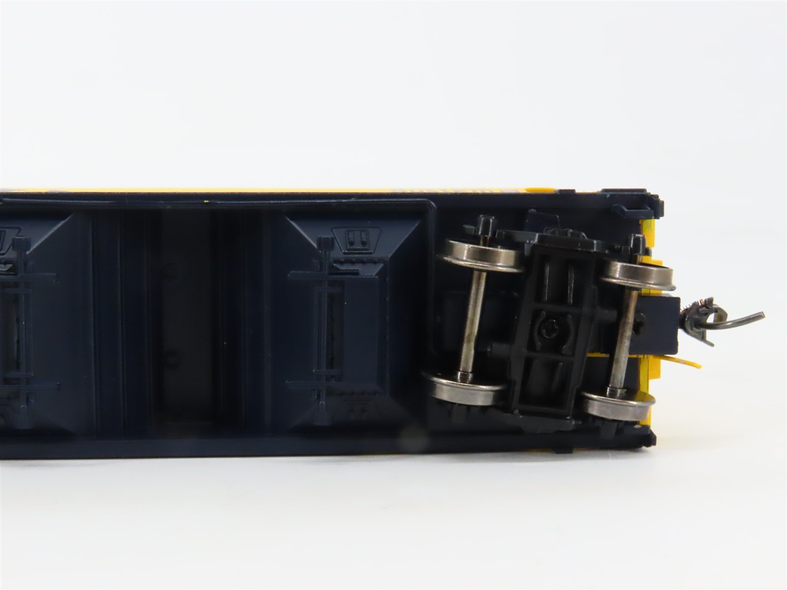 HO Scale InterMountain 47006-05 WM Chessie System 3-Bay Covered Hopper #602408