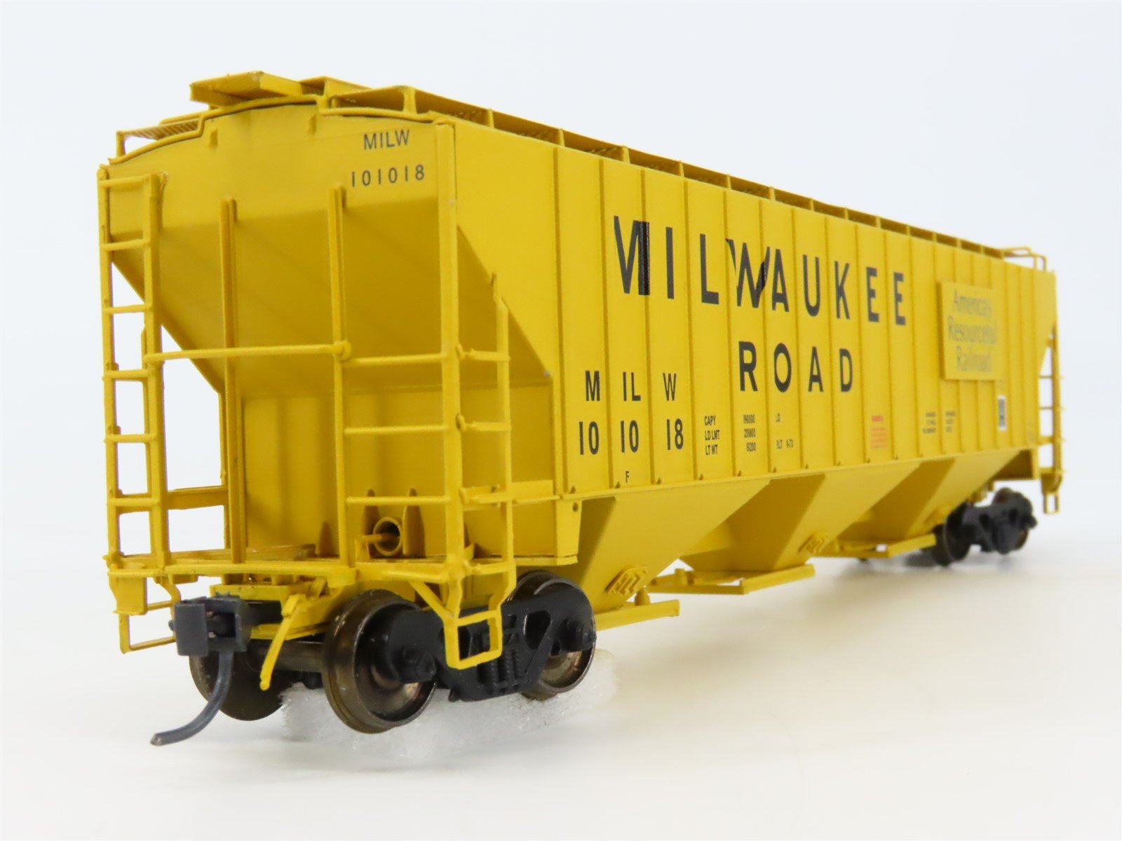 HO Scale InterMountain 45350-16 MILW Milwaukee Road 3-Bay Covered Hopper #101018