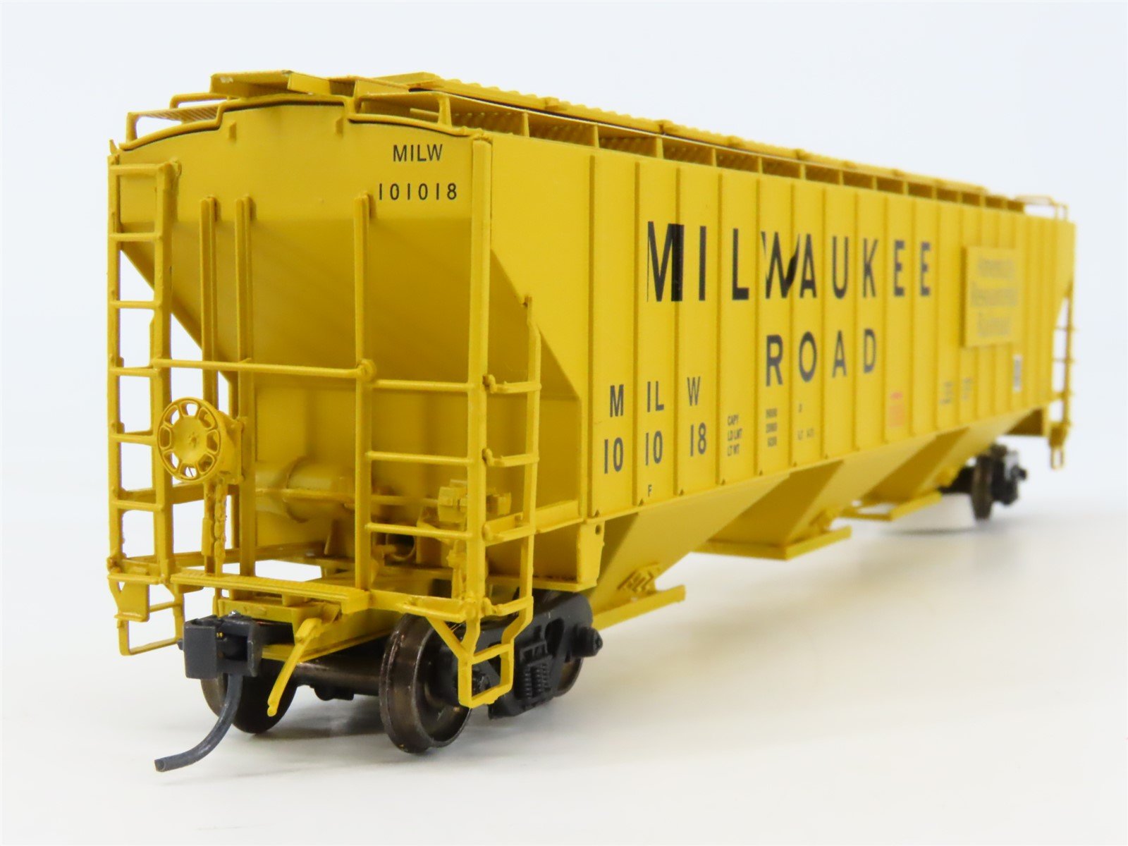 HO Scale InterMountain 45350-16 MILW Milwaukee Road 3-Bay Covered Hopper #101018