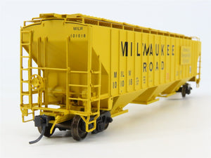 HO Scale InterMountain 45350-16 MILW Milwaukee Road 3-Bay Covered Hopper #101018