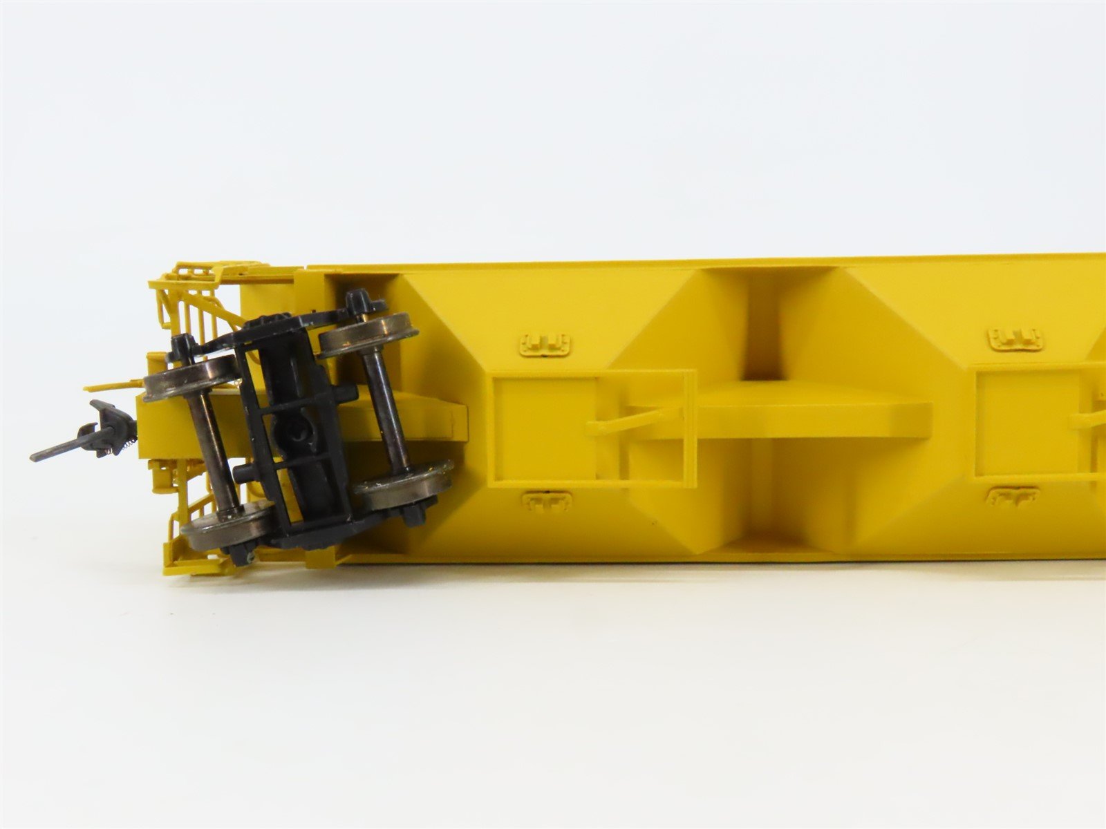 HO Scale InterMountain 45350-16 MILW Milwaukee Road 3-Bay Covered Hopper #101018