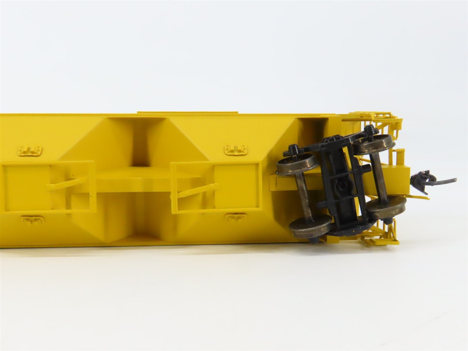 HO Scale InterMountain 45350-16 MILW Milwaukee Road 3-Bay Covered Hopper #101018