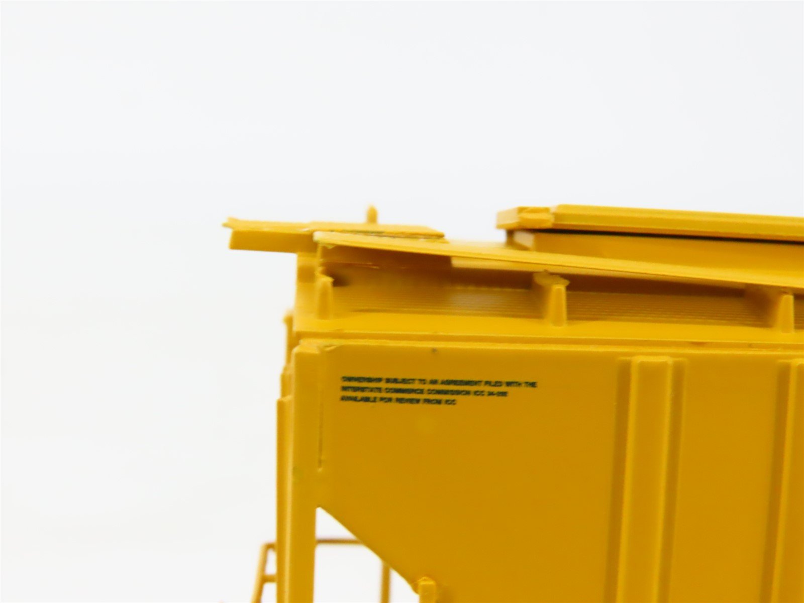 HO Scale InterMountain B&O Chessie System 3-Bay Covered Hopper #603883