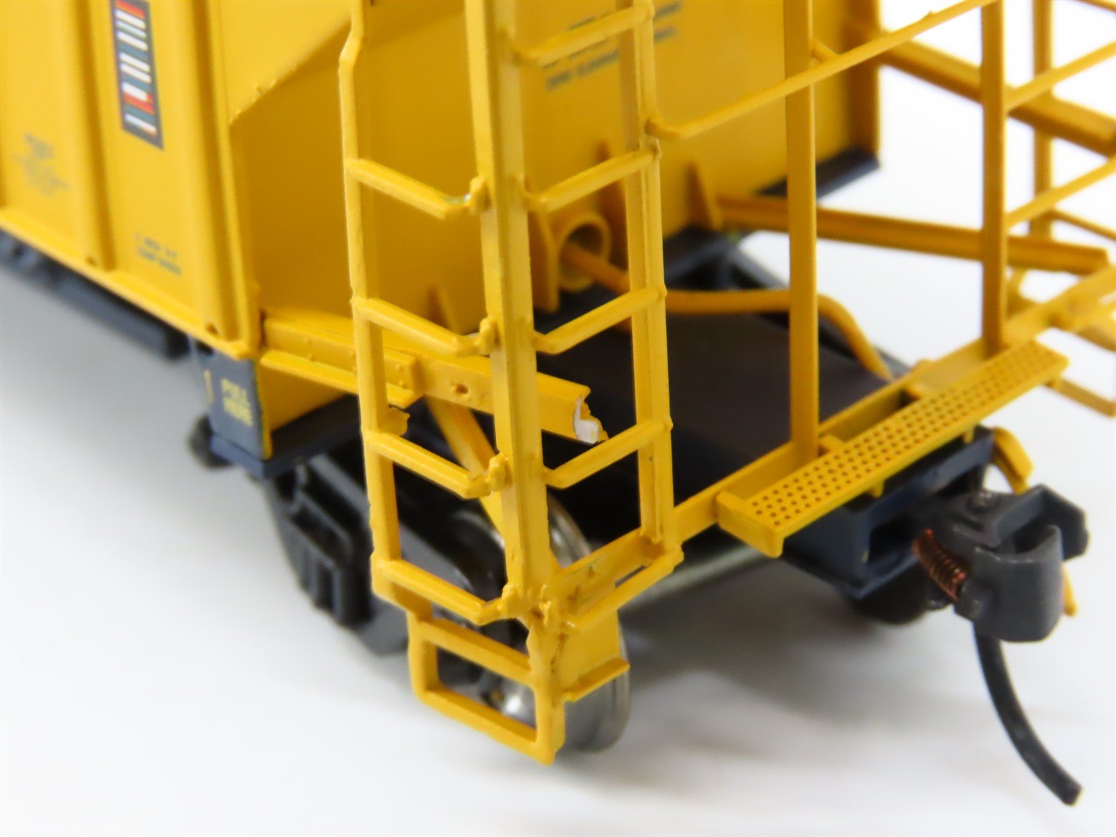 HO Scale InterMountain B&O Chessie System 3-Bay Covered Hopper #603883