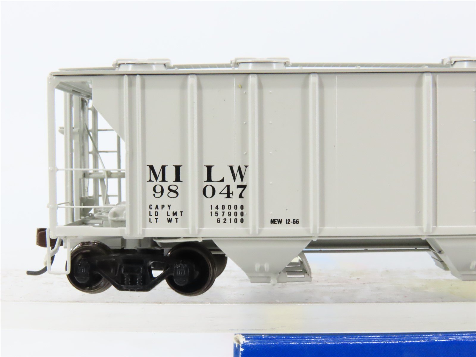 HO Scale Athearn 93741 MIW Milwaukee Road 3-Bay PS 2893 Covered Hopper #98047