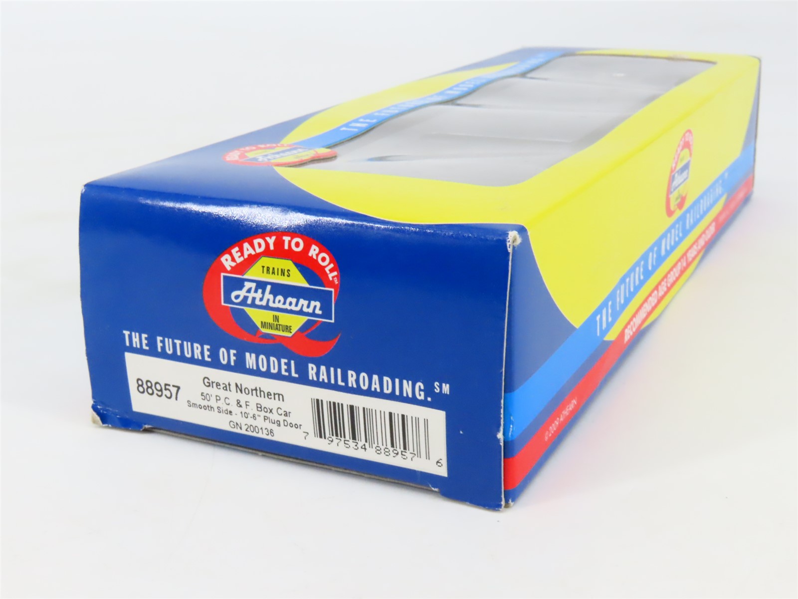 HO Scale Athearn 88957 GN Great Northern 50' PC&F Plug Door Box Car #200136