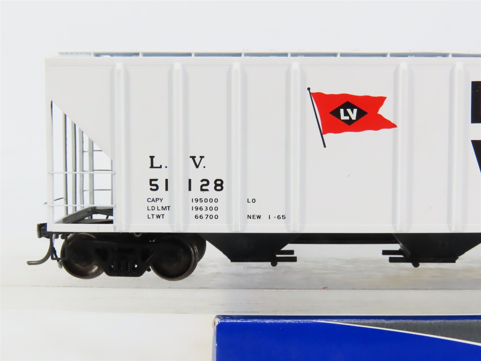HO Scale ExactRail EP-80176-3 LV Lehigh Valley 3-Bay Covered Hopper 51128 RTR