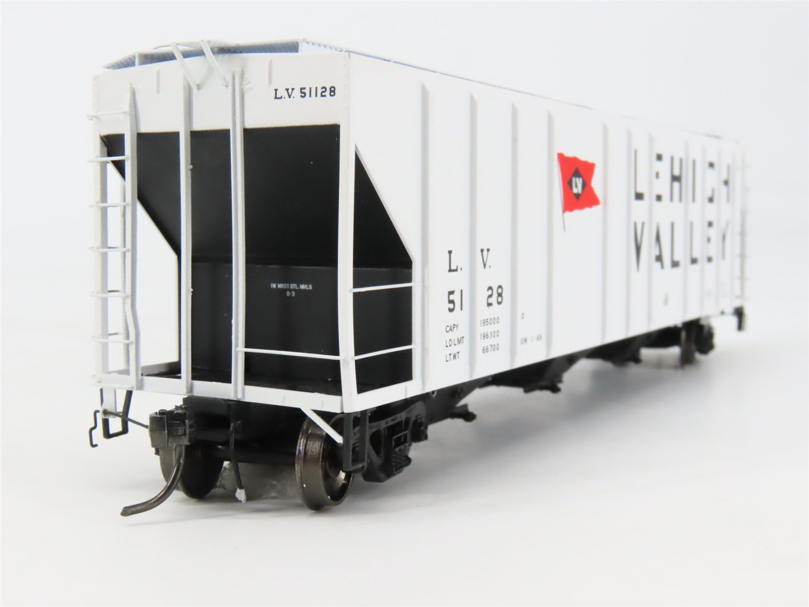 HO Scale ExactRail EP-80176-3 LV Lehigh Valley 3-Bay Covered Hopper 51128 RTR