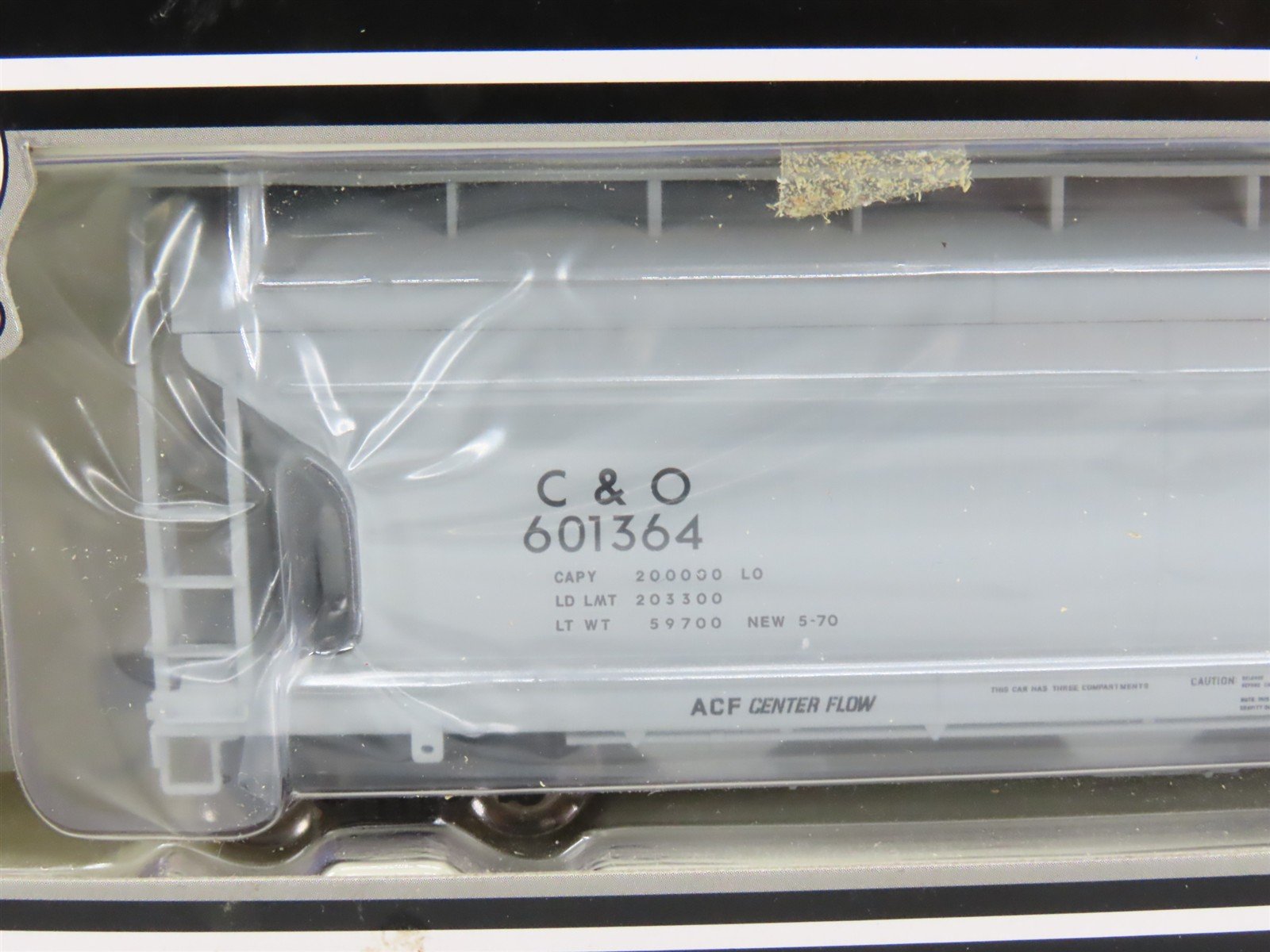 HO Scale Atlas 20000470 C&O Chesapeake & Ohio 3-Bay Covered Hopper 601364 RTR