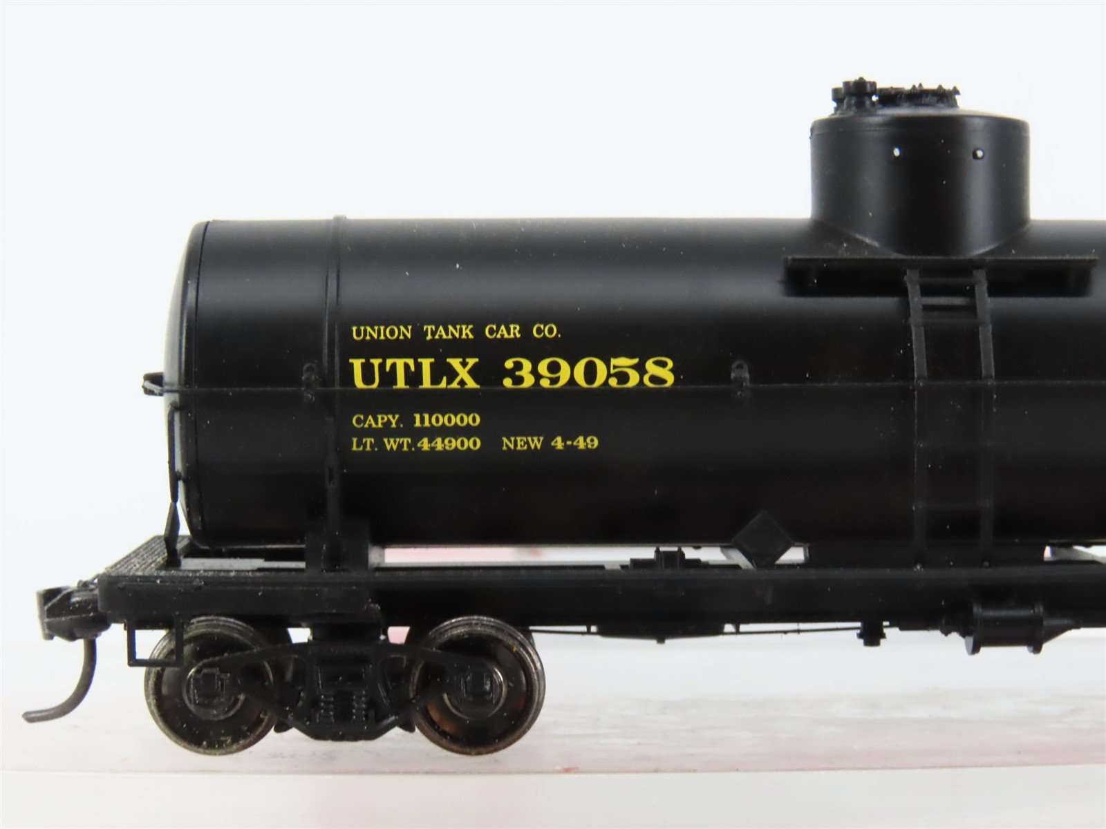 HO Scale Red Caboose RR-33001-61 Union Tank Car Co. 10,000 Gallon Tank Car RTR